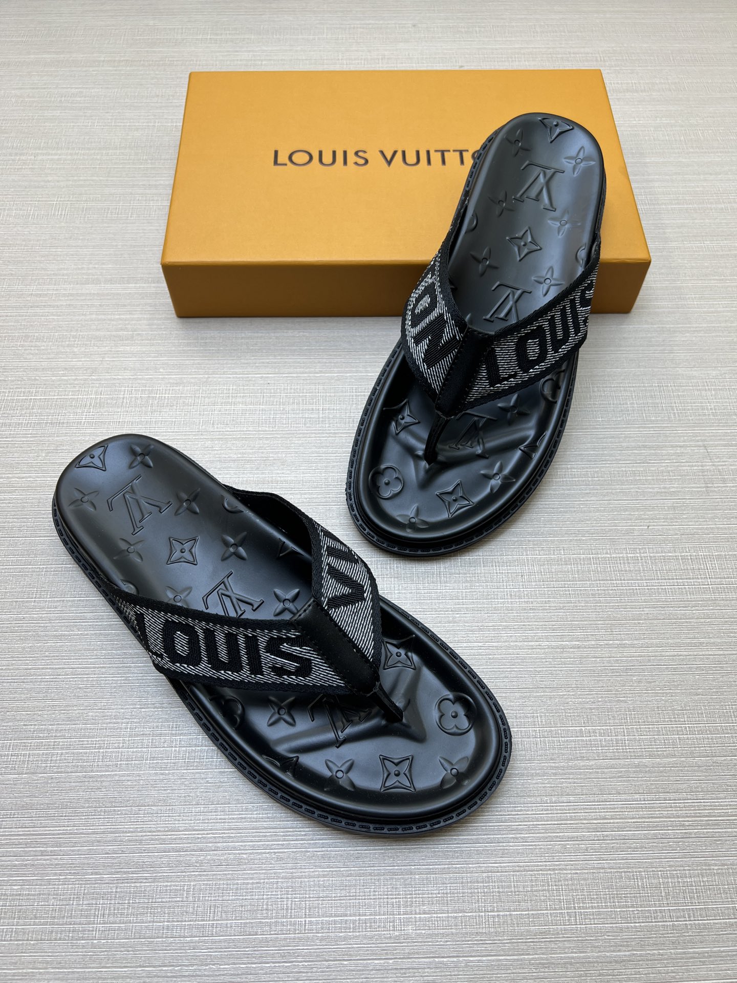 工厂价210💰【实价】
【LOUlS  VUlTTON】《路易威登～独特现代风凉鞋。》LV专柜代购🏃休闲拖鞋，男士专柜同步发售，原单鞋面柔软舒适，（拒绝脱色磨脚）鞋底：原厂特供原版底，法国懒人风格设计 ⚠️ 懒人沙滩鞋  ，男鞋码数：38-46 45 46定做多色多款🉑️选