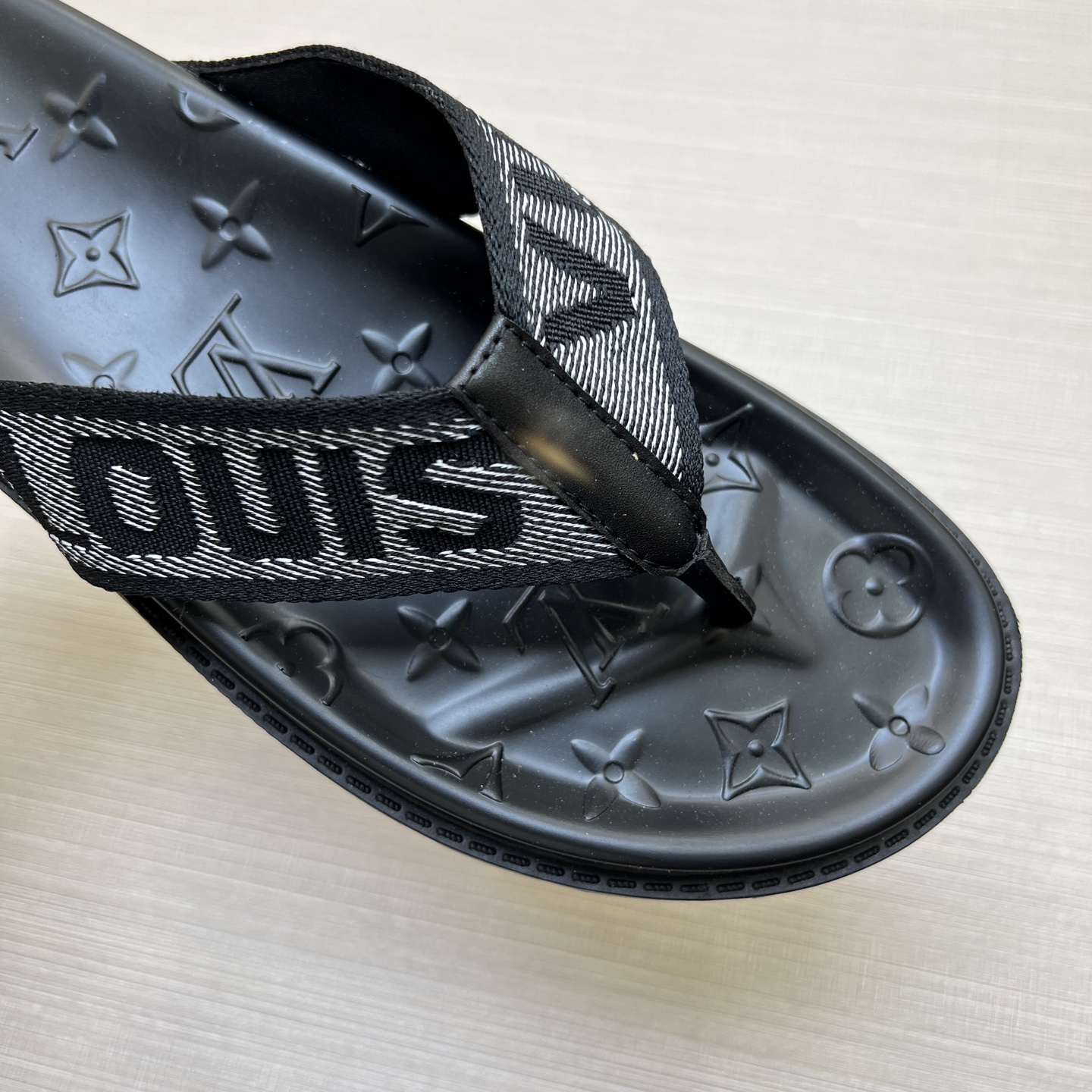 工厂价210💰【实价】
【LOUlS  VUlTTON】《路易威登～独特现代风凉鞋。》LV专柜代购🏃休闲拖鞋，男士专柜同步发售，原单鞋面柔软舒适，（拒绝脱色磨脚）鞋底：原厂特供原版底，法国懒人风格设计 ⚠️ 懒人沙滩鞋  ，男鞋码数：38-46 45 46定做多色多款🉑️选