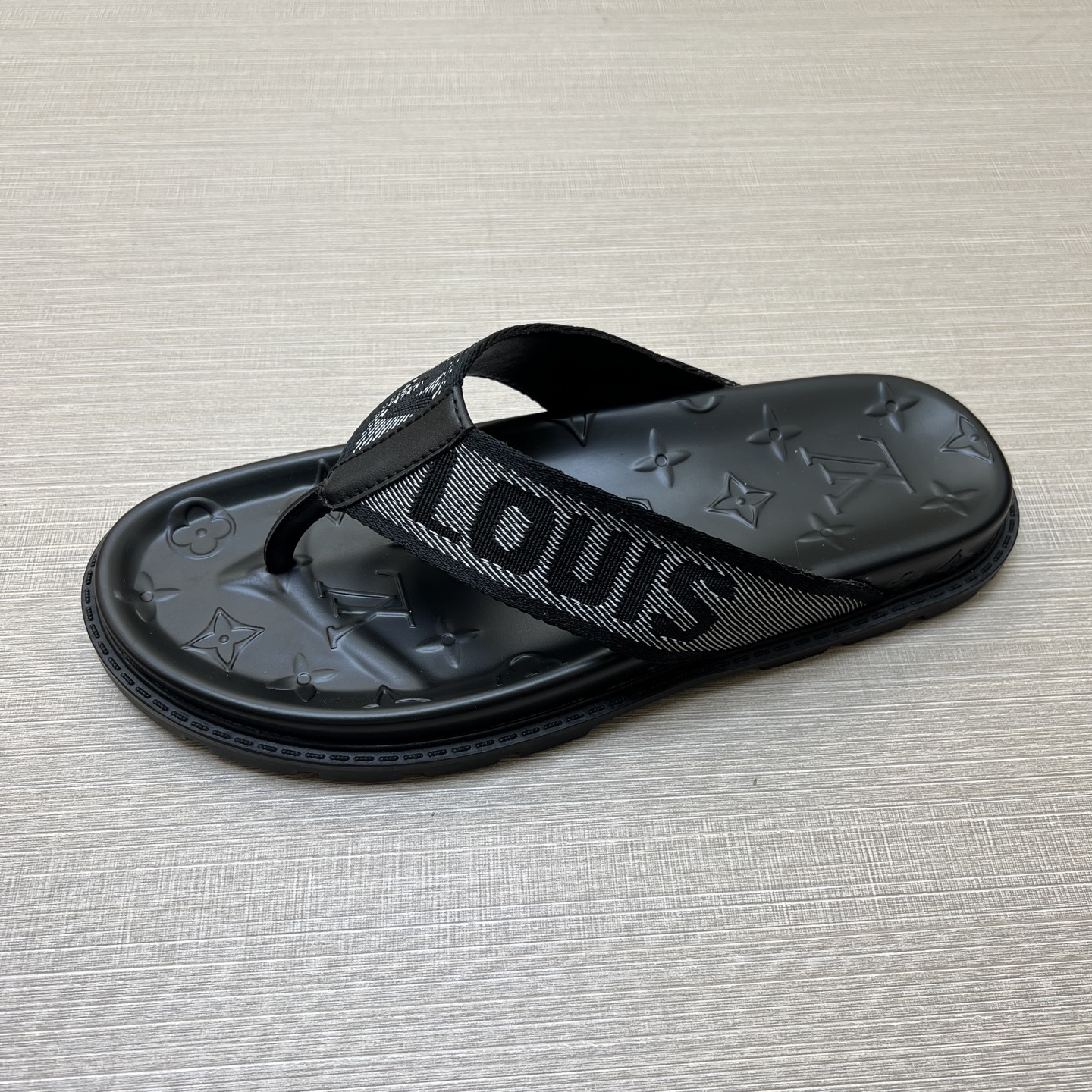 工厂价210💰【实价】
【LOUlS  VUlTTON】《路易威登～独特现代风凉鞋。》LV专柜代购🏃休闲拖鞋，男士专柜同步发售，原单鞋面柔软舒适，（拒绝脱色磨脚）鞋底：原厂特供原版底，法国懒人风格设计 ⚠️ 懒人沙滩鞋  ，男鞋码数：38-46 45 46定做多色多款🉑️选