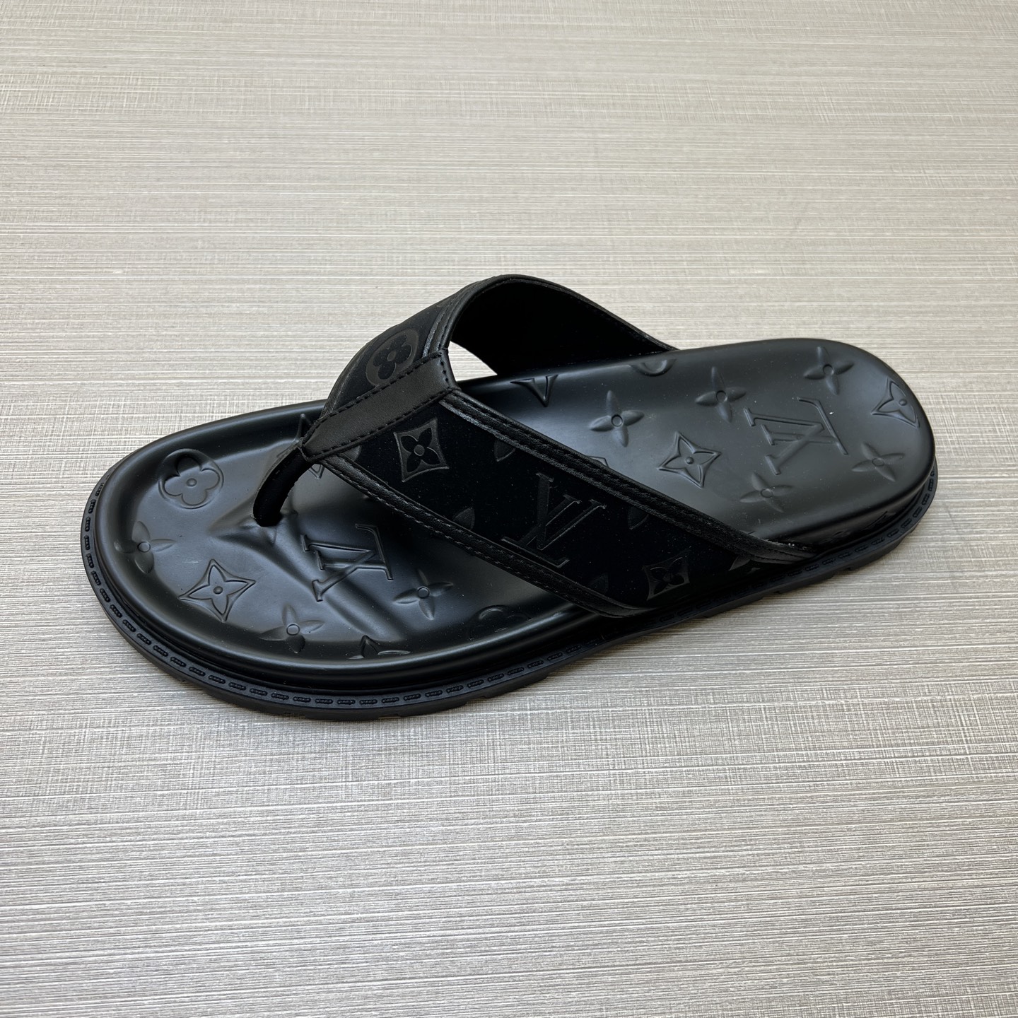 工厂价210💰【实价】
【LOUlS  VUlTTON】《路易威登～独特现代风凉鞋。》LV专柜代购🏃休闲拖鞋，男士专柜同步发售，原单鞋面柔软舒适，（拒绝脱色磨脚）鞋底：原厂特供原版底，法国懒人风格设计 ⚠️ 懒人沙滩鞋  ，男鞋码数：38-46 45 46定做多色多款🉑️选