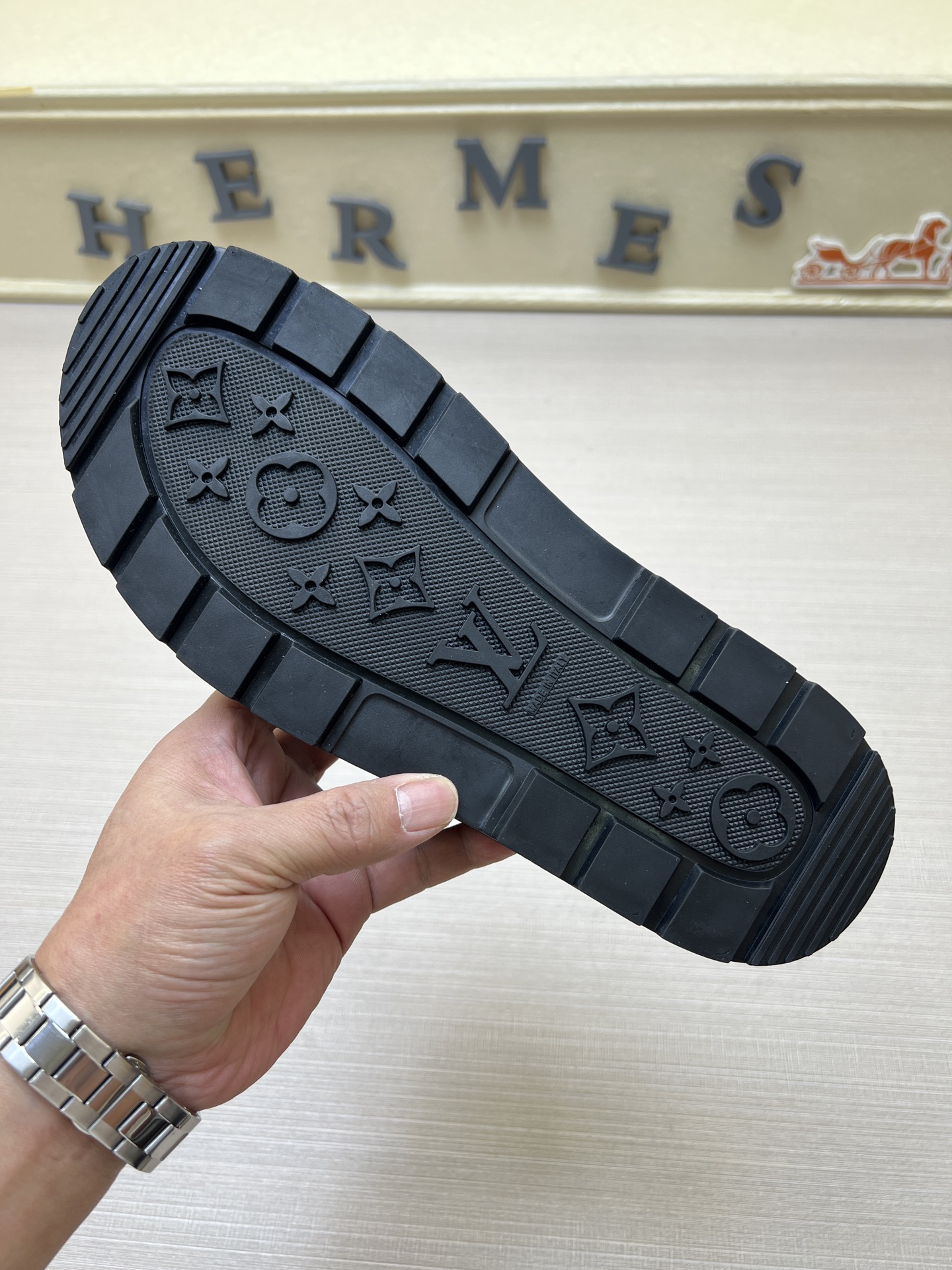 工厂价210💰【实价】
【LOUlS  VUlTTON】《路易威登～独特现代风凉鞋。》LV专柜代购🏃休闲拖鞋，男士专柜同步发售，原单鞋面柔软舒适，（拒绝脱色磨脚）鞋底：原厂特供原版底，法国懒人风格设计 ⚠️ 懒人沙滩鞋  ，男鞋码数：38-46 45 46定做多色多款🉑️选