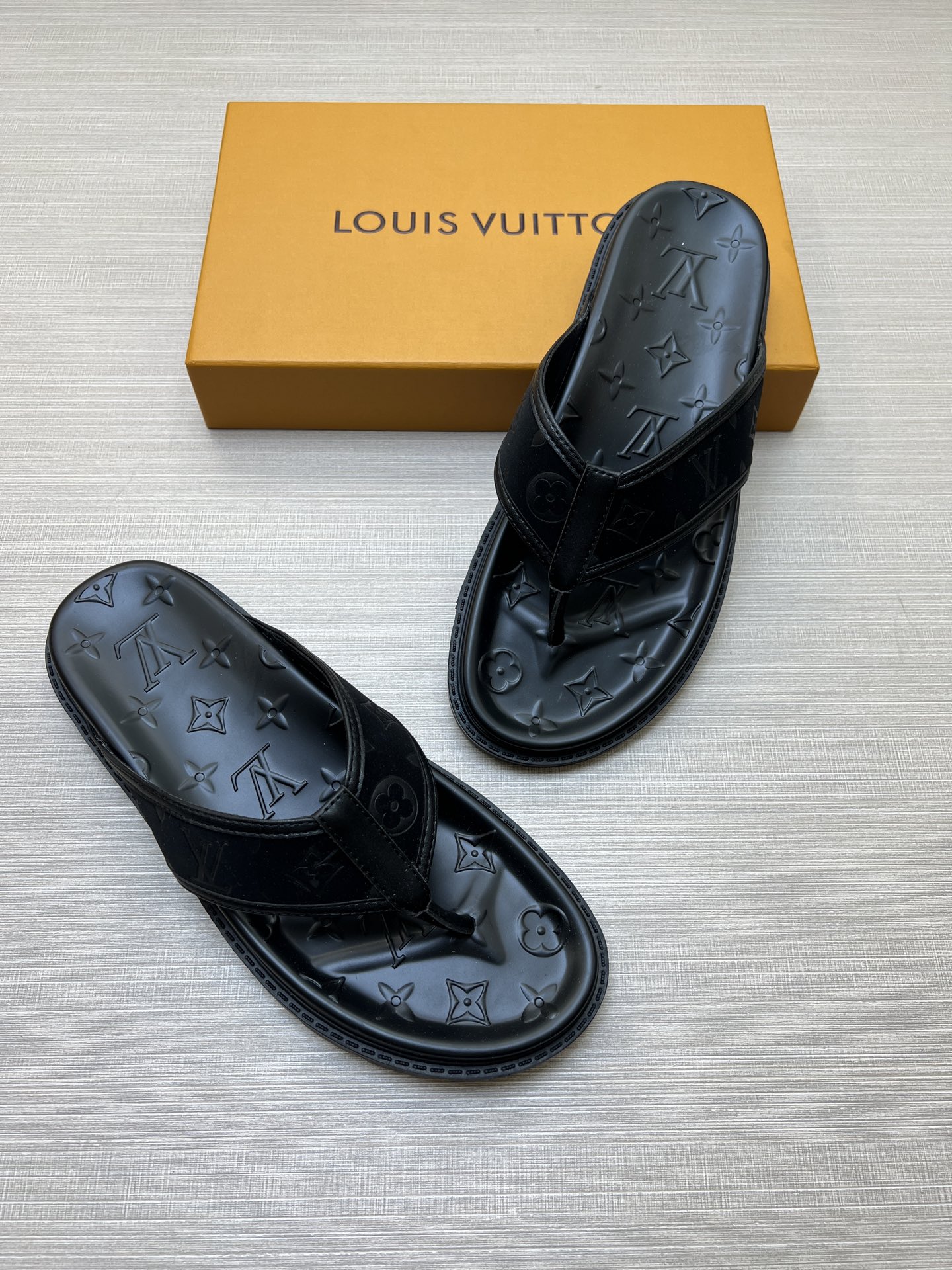 工厂价210💰【实价】
【LOUlS  VUlTTON】《路易威登～独特现代风凉鞋。》LV专柜代购🏃休闲拖鞋，男士专柜同步发售，原单鞋面柔软舒适，（拒绝脱色磨脚）鞋底：原厂特供原版底，法国懒人风格设计 ⚠️ 懒人沙滩鞋  ，男鞋码数：38-46 45 46定做多色多款🉑️选
