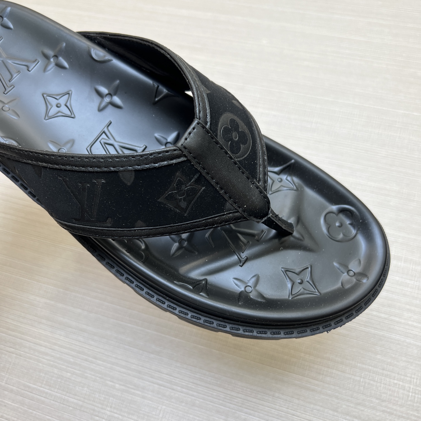 工厂价210💰【实价】
【LOUlS  VUlTTON】《路易威登～独特现代风凉鞋。》LV专柜代购🏃休闲拖鞋，男士专柜同步发售，原单鞋面柔软舒适，（拒绝脱色磨脚）鞋底：原厂特供原版底，法国懒人风格设计 ⚠️ 懒人沙滩鞋  ，男鞋码数：38-46 45 46定做多色多款🉑️选
