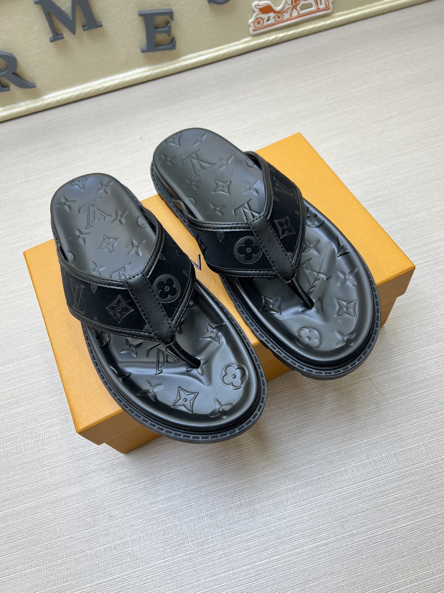 工厂价210💰【实价】
【LOUlS  VUlTTON】《路易威登～独特现代风凉鞋。》LV专柜代购🏃休闲拖鞋，男士专柜同步发售，原单鞋面柔软舒适，（拒绝脱色磨脚）鞋底：原厂特供原版底，法国懒人风格设计 ⚠️ 懒人沙滩鞋  ，男鞋码数：38-46 45 46定做多色多款🉑️选
