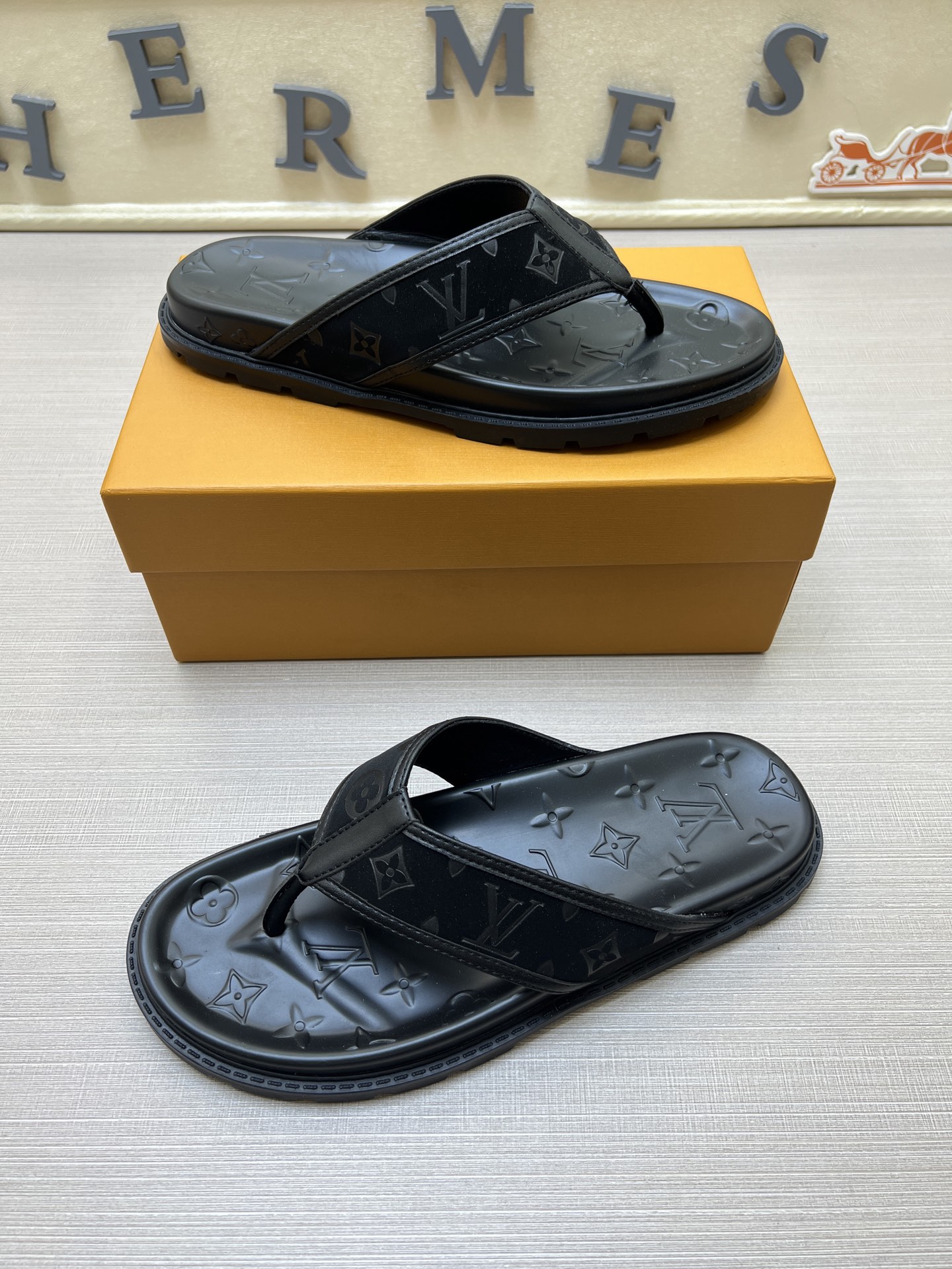 工厂价210💰【实价】
【LOUlS  VUlTTON】《路易威登～独特现代风凉鞋。》LV专柜代购🏃休闲拖鞋，男士专柜同步发售，原单鞋面柔软舒适，（拒绝脱色磨脚）鞋底：原厂特供原版底，法国懒人风格设计 ⚠️ 懒人沙滩鞋  ，男鞋码数：38-46 45 46定做多色多款🉑️选