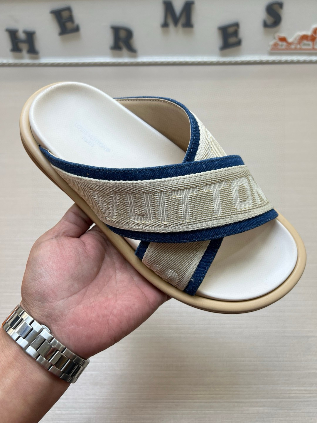 NO:557053,High-end LV slippers, couple model [LOUlS VUlTTON] with drawer box, bag, card, invoice 'Louis Vuitton ~ Unique modern style sandals.' LV counter purchase men's and women's casual cross slippers, counter sales at the same time, original old fabrics, imported cowhide webbing, soft and comfortable uppers, (refuse to decolorize and grind feet) The original soles are specially provided by the original manufacturer, the code number is 35--46 45 46, customized in multiple colors and options, louis  vuitton,louis vuitton,sandals,slippers,cowhide19860909高端LV拖鞋,情侣款【LOUlS VUlTTON】配抽屉盒、布袋、卡片、发票《路易威登～独特现代风凉鞋.》LV专柜代购男女休闲交叉拖鞋,专柜同步发售,原单老花料、进口牛皮织带,鞋面柔软舒适,（拒绝脱色磨脚）鞋底原厂特供组合原版底,码数35--46 45 46定做多色多款选,,louis vuitton,louis vuitton,sandals,slippers,cowhide,Men's shoes