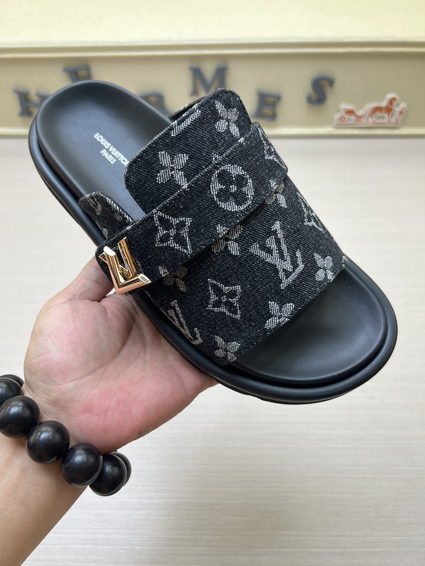 Louis Vuitton Sandales Plates Denim Monogram Noir, Confort et Style