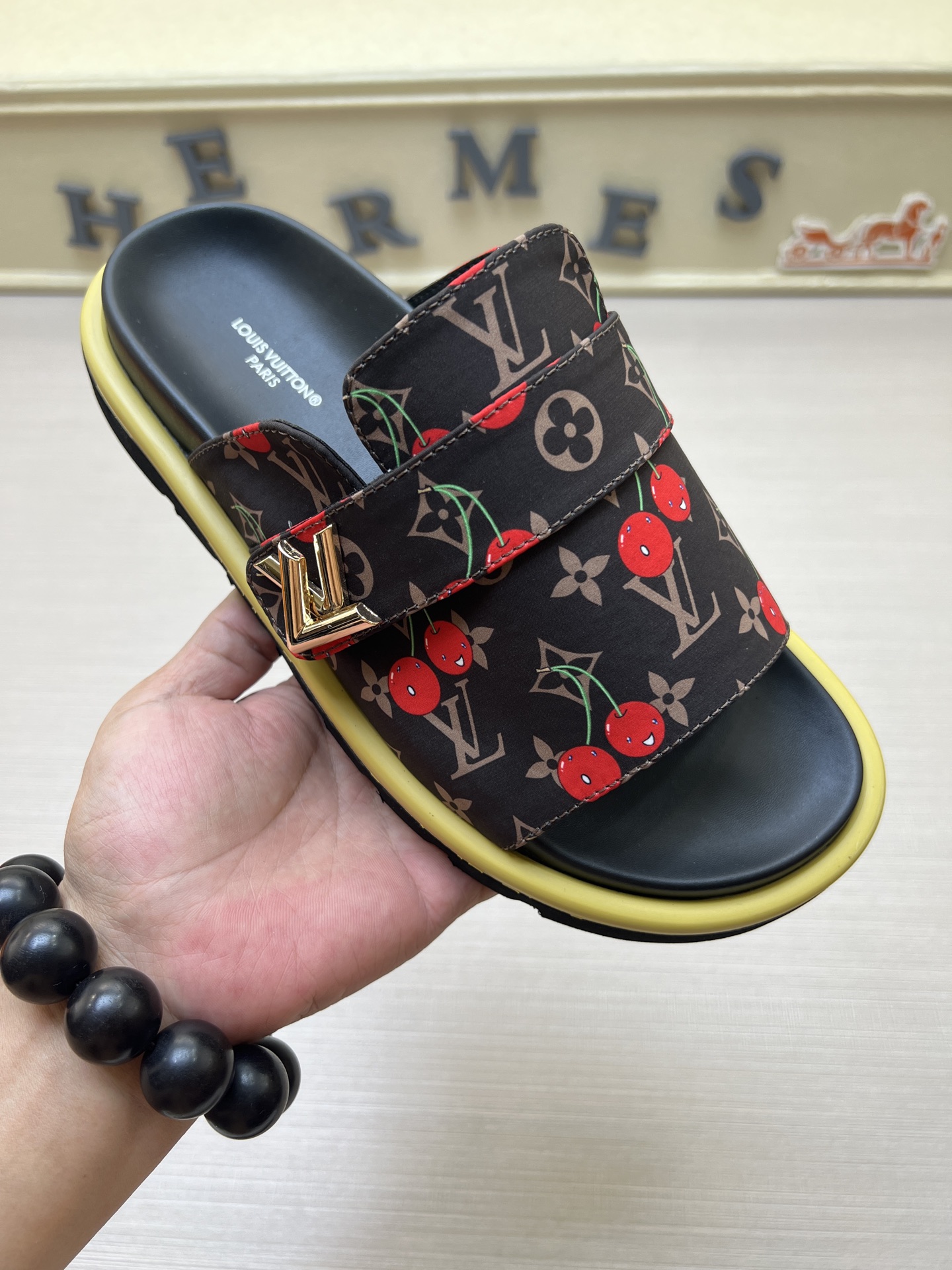 Sandalias de Mujer Louis Vuitton con Estampado de Cerezas y Logo LV