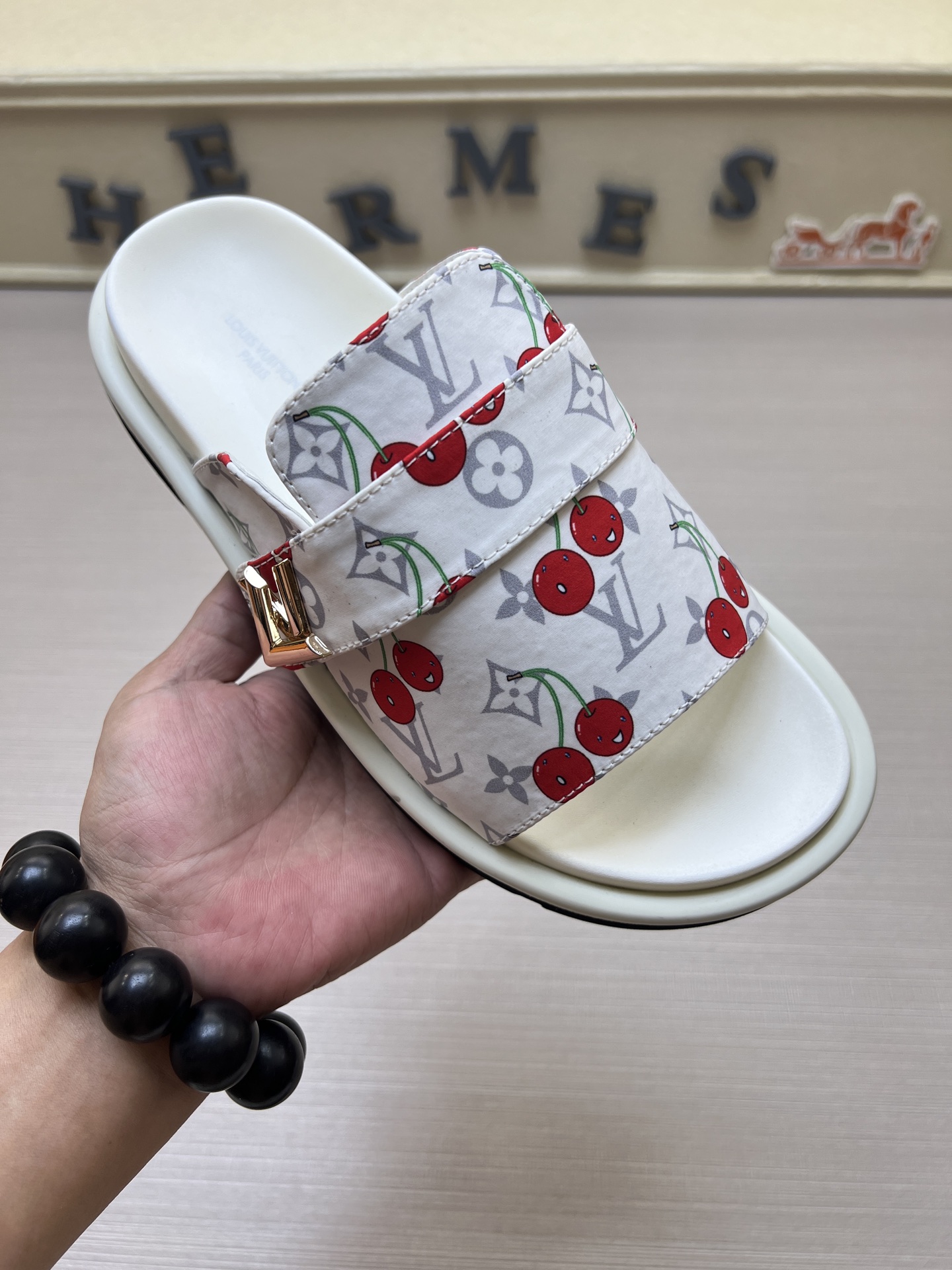 Louis Vuitton Cherry Print Slippers - Stijlvol en Comfortabel voor Dames en Heren