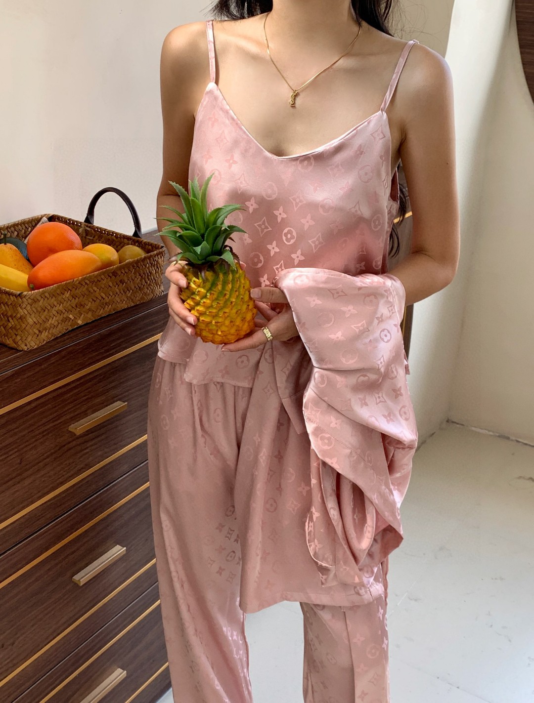 批255  LV路易威登 高端新品 ❤️女款睡衣休闲(三件套装 长裤 吊带 外袍)🔥进口丝缎面料 内里包边 ,🔥还没出货就一直催着的款,绝对的大爆款一个,经典永不过时,手感柔软超爽超靓❤️超舒服 高雅华丽 有腔调 也可做时尚休闲套装  融合了时尚属于风的精致  M L
