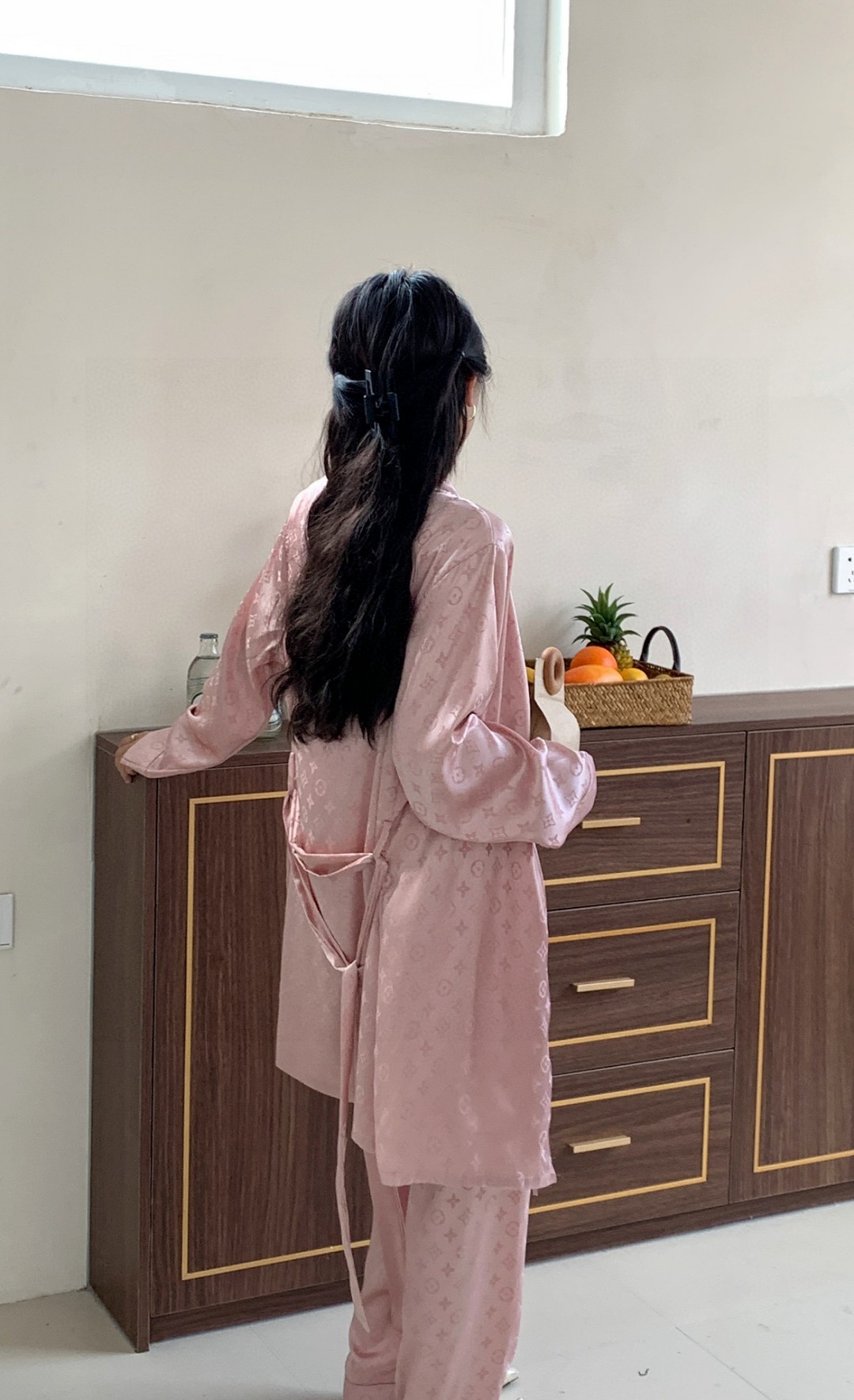 批255  LV路易威登 高端新品 ❤️女款睡衣休闲(三件套装 长裤 吊带 外袍)🔥进口丝缎面料 内里包边 ,🔥还没出货就一直催着的款,绝对的大爆款一个,经典永不过时,手感柔软超爽超靓❤️超舒服 高雅华丽 有腔调 也可做时尚休闲套装  融合了时尚属于风的精致  M L