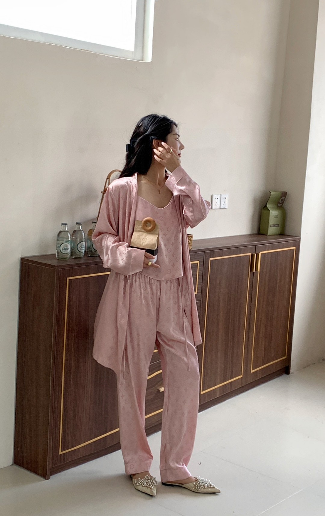 批255  LV路易威登 高端新品 ❤️女款睡衣休闲(三件套装 长裤 吊带 外袍)🔥进口丝缎面料 内里包边 ,🔥还没出货就一直催着的款,绝对的大爆款一个,经典永不过时,手感柔软超爽超靓❤️超舒服 高雅华丽 有腔调 也可做时尚休闲套装  融合了时尚属于风的精致  M L