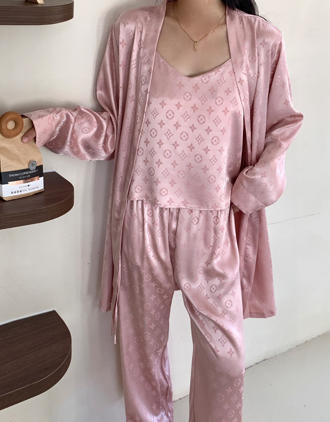 批255  LV路易威登 高端新品 ❤️女款睡衣休闲(三件套装 长裤 吊带 外袍)🔥进口丝缎面料 内里包边 ,🔥还没出货就一直催着的款,绝对的大爆款一个,经典永不过时,手感柔软超爽超靓❤️超舒服 高雅华丽 有腔调 也可做时尚休闲套装  融合了时尚属于风的精致  M L