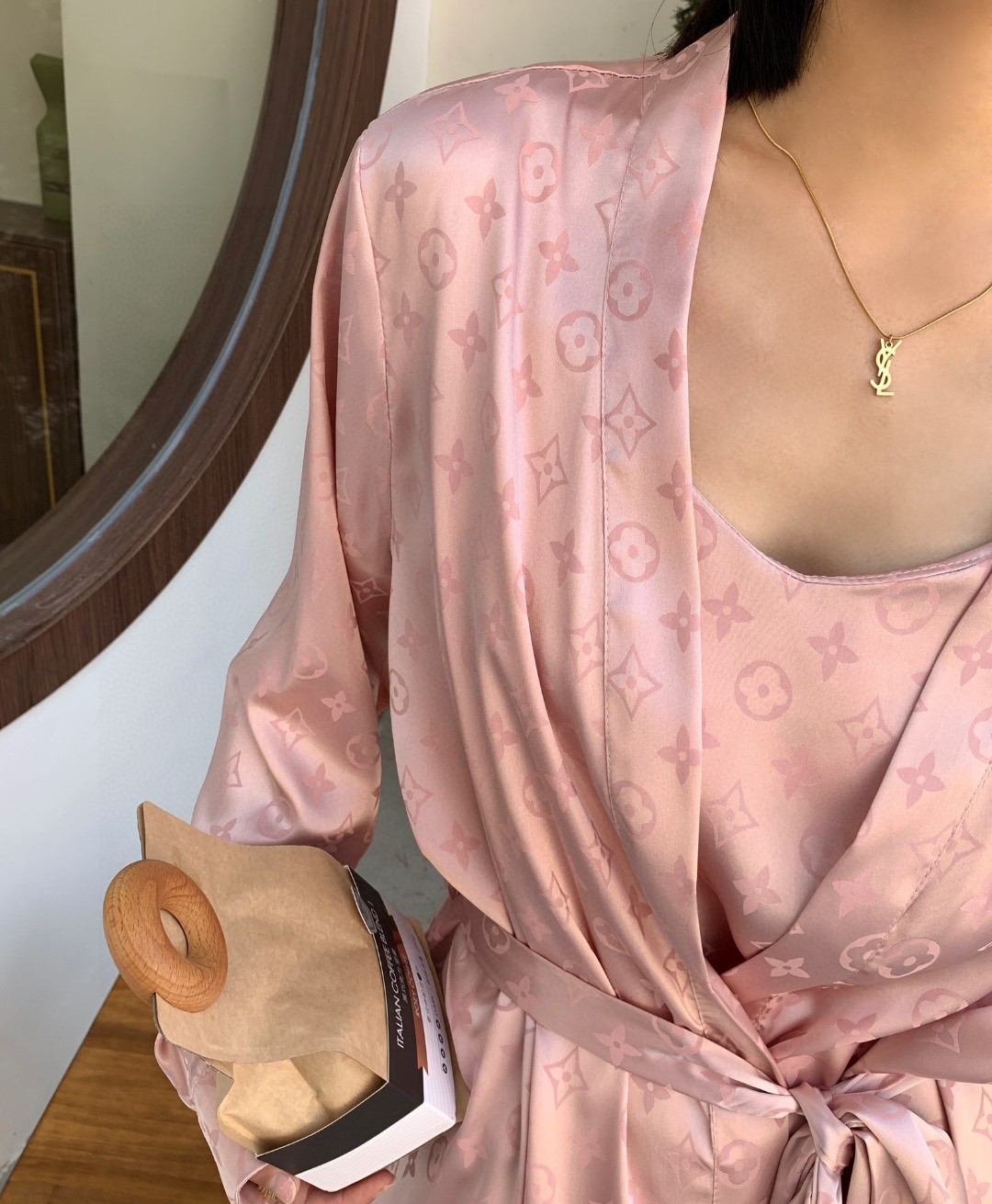 批255  LV路易威登 高端新品 ❤️女款睡衣休闲(三件套装 长裤 吊带 外袍)🔥进口丝缎面料 内里包边 ,🔥还没出货就一直催着的款,绝对的大爆款一个,经典永不过时,手感柔软超爽超靓❤️超舒服 高雅华丽 有腔调 也可做时尚休闲套装  融合了时尚属于风的精致  M L