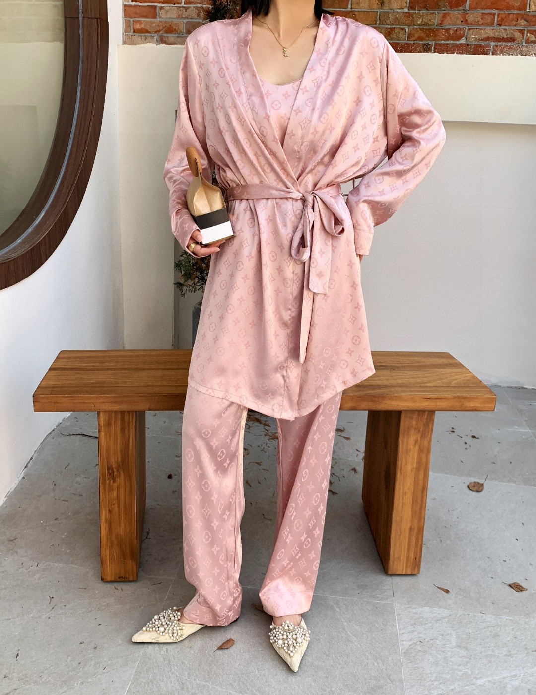 批255  LV路易威登 高端新品 ❤️女款睡衣休闲(三件套装 长裤 吊带 外袍)🔥进口丝缎面料 内里包边 ,🔥还没出货就一直催着的款,绝对的大爆款一个,经典永不过时,手感柔软超爽超靓❤️超舒服 高雅华丽 有腔调 也可做时尚休闲套装  融合了时尚属于风的精致  M L