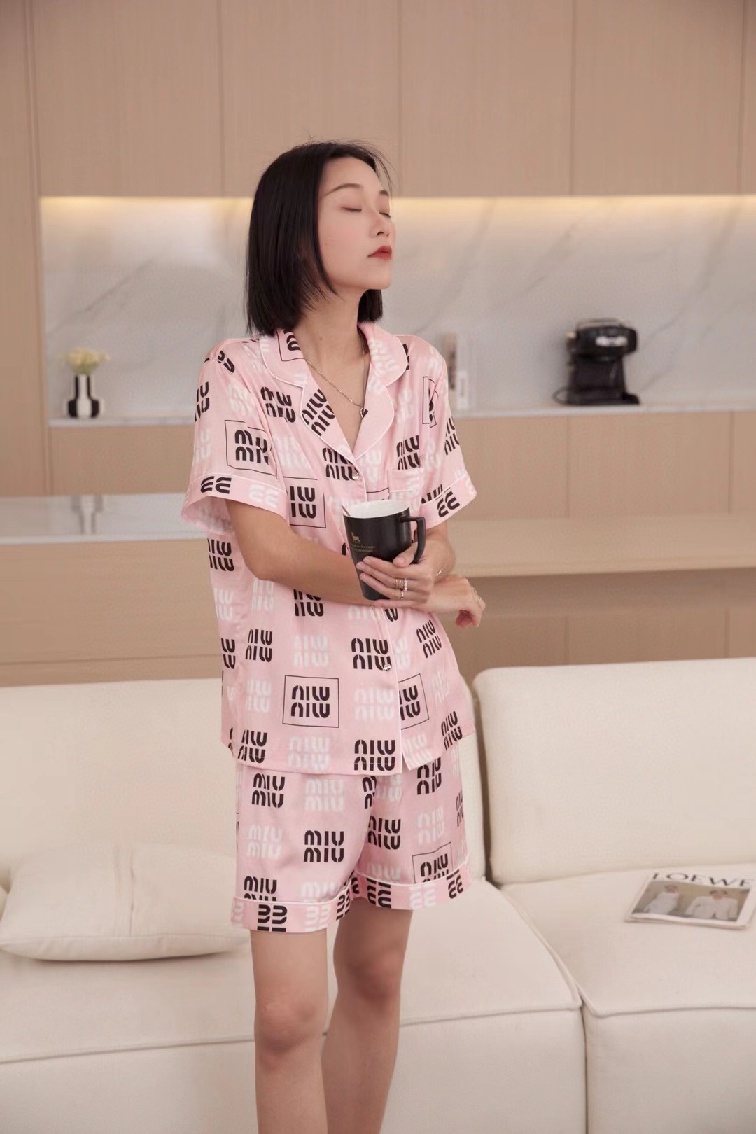 批210mumu新品女款睡衣春夏季 原单品质🔥 短袖＋短裤❤️时尚界惊叹之作，💞进口高端丝锻面料， 做工精致时刻保持奢华质感，自然舒爽，内里包边 奢华经典设计  衣橱必入手一款 💋M L XL