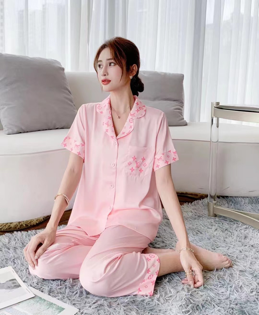 批195。🔥LV春夏新品  套装睡衣 🔥3️⃣7️⃣件套（长裤 短袖）原单品质💗字母印花 ❤️时尚界惊叹之作，引领时尚先锋  💞优选质高档丝缎面料，内里包边 做工精致时刻保持奢华质感，亲肤吸汗，自然舒爽，奢华经典设计  无可挑剔 简约时尚 从容百搭 大气优雅，👗女神衣橱必入手一款 💋M L XL