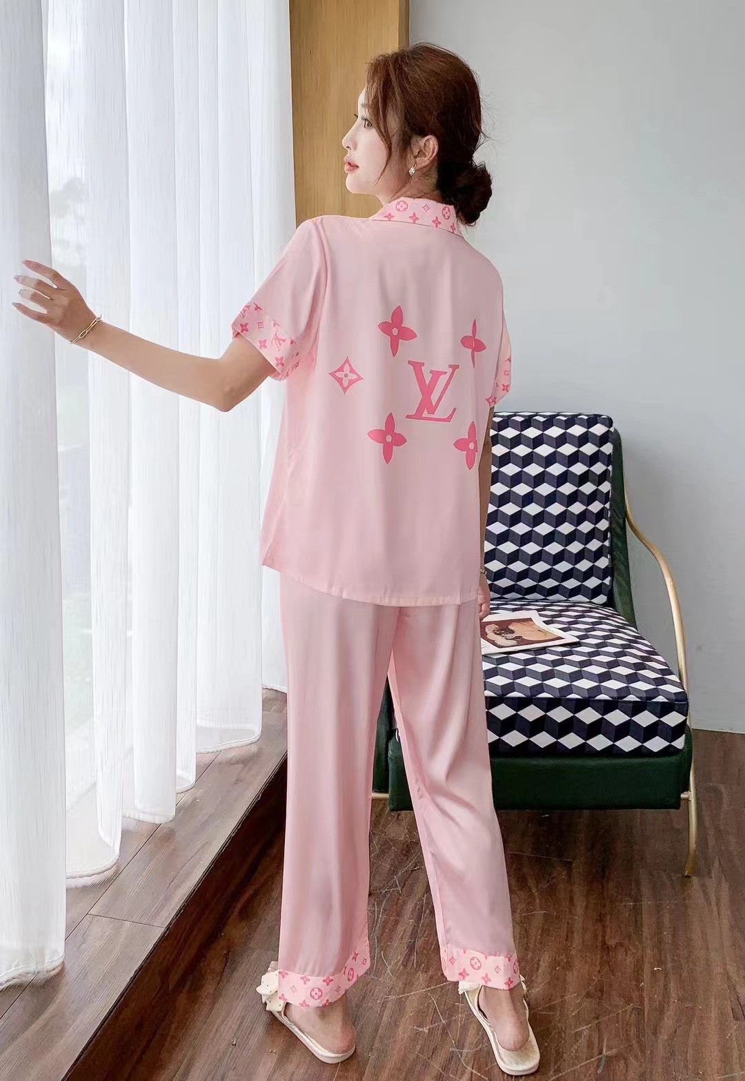 批195。🔥LV春夏新品  套装睡衣 🔥3️⃣7️⃣件套（长裤 短袖）原单品质💗字母印花 ❤️时尚界惊叹之作，引领时尚先锋  💞优选质高档丝缎面料，内里包边 做工精致时刻保持奢华质感，亲肤吸汗，自然舒爽，奢华经典设计  无可挑剔 简约时尚 从容百搭 大气优雅，👗女神衣橱必入手一款 💋M L XL