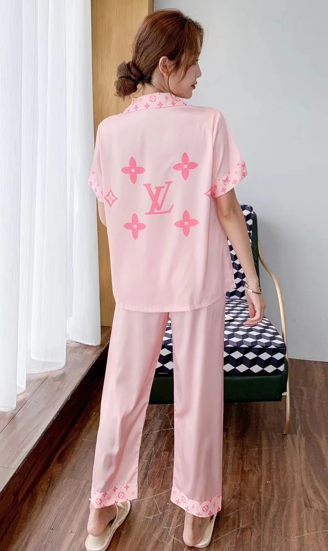 批195。🔥LV春夏新品  套装睡衣 🔥3️⃣7️⃣件套（长裤 短袖）原单品质💗字母印花 ❤️时尚界惊叹之作，引领时尚先锋  💞优选质高档丝缎面料，内里包边 做工精致时刻保持奢华质感，亲肤吸汗，自然舒爽，奢华经典设计  无可挑剔 简约时尚 从容百搭 大气优雅，👗女神衣橱必入手一款 💋M L XL