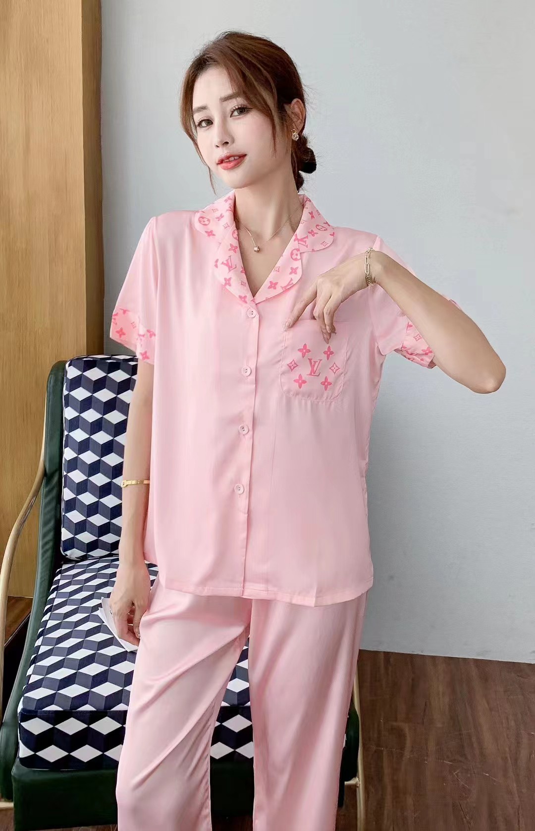 批195。🔥LV春夏新品  套装睡衣 🔥3️⃣7️⃣件套（长裤 短袖）原单品质💗字母印花 ❤️时尚界惊叹之作，引领时尚先锋  💞优选质高档丝缎面料，内里包边 做工精致时刻保持奢华质感，亲肤吸汗，自然舒爽，奢华经典设计  无可挑剔 简约时尚 从容百搭 大气优雅，👗女神衣橱必入手一款 💋M L XL