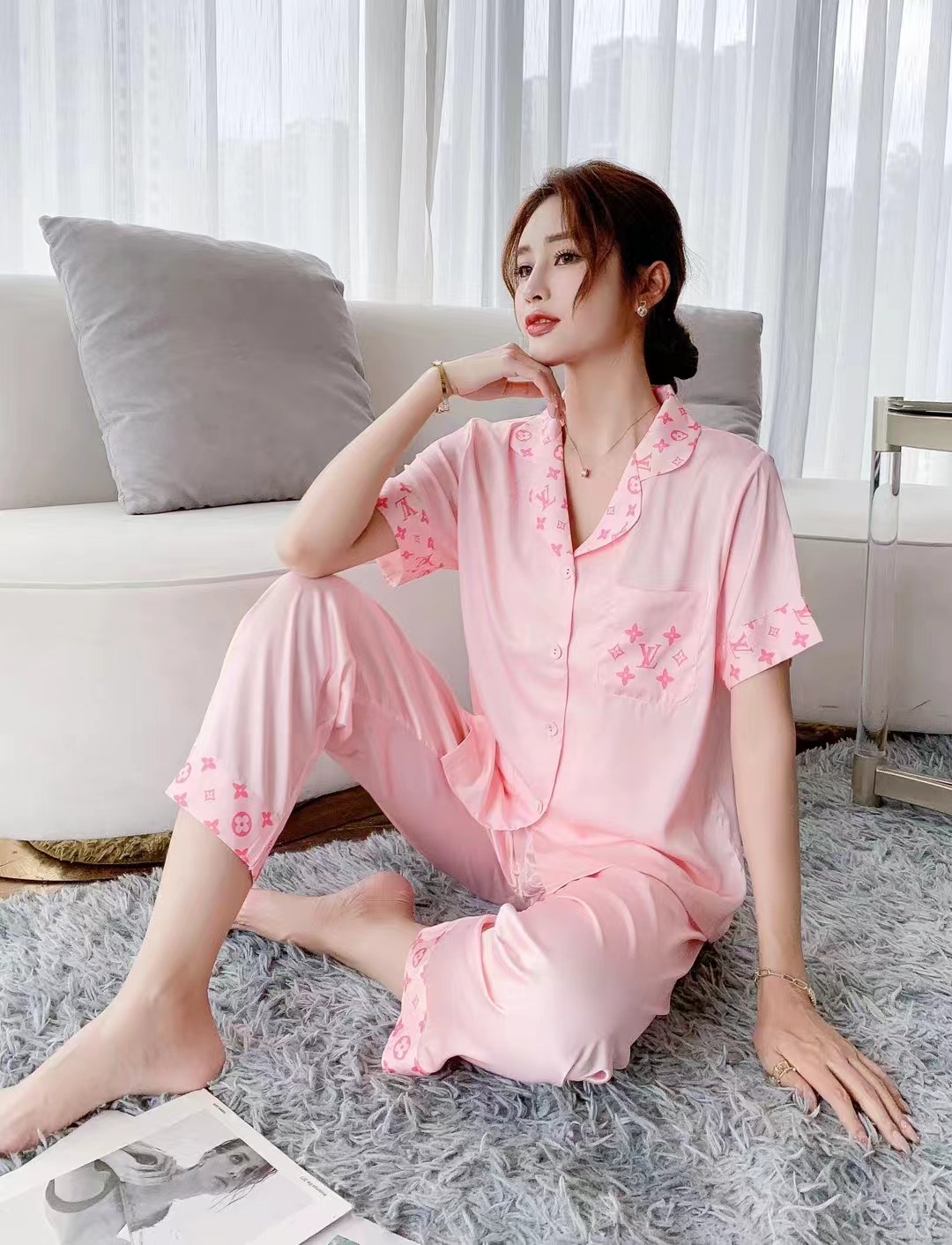 批195。🔥LV春夏新品  套装睡衣 🔥3️⃣7️⃣件套（长裤 短袖）原单品质💗字母印花 ❤️时尚界惊叹之作，引领时尚先锋  💞优选质高档丝缎面料，内里包边 做工精致时刻保持奢华质感，亲肤吸汗，自然舒爽，奢华经典设计  无可挑剔 简约时尚 从容百搭 大气优雅，👗女神衣橱必入手一款 💋M L XL