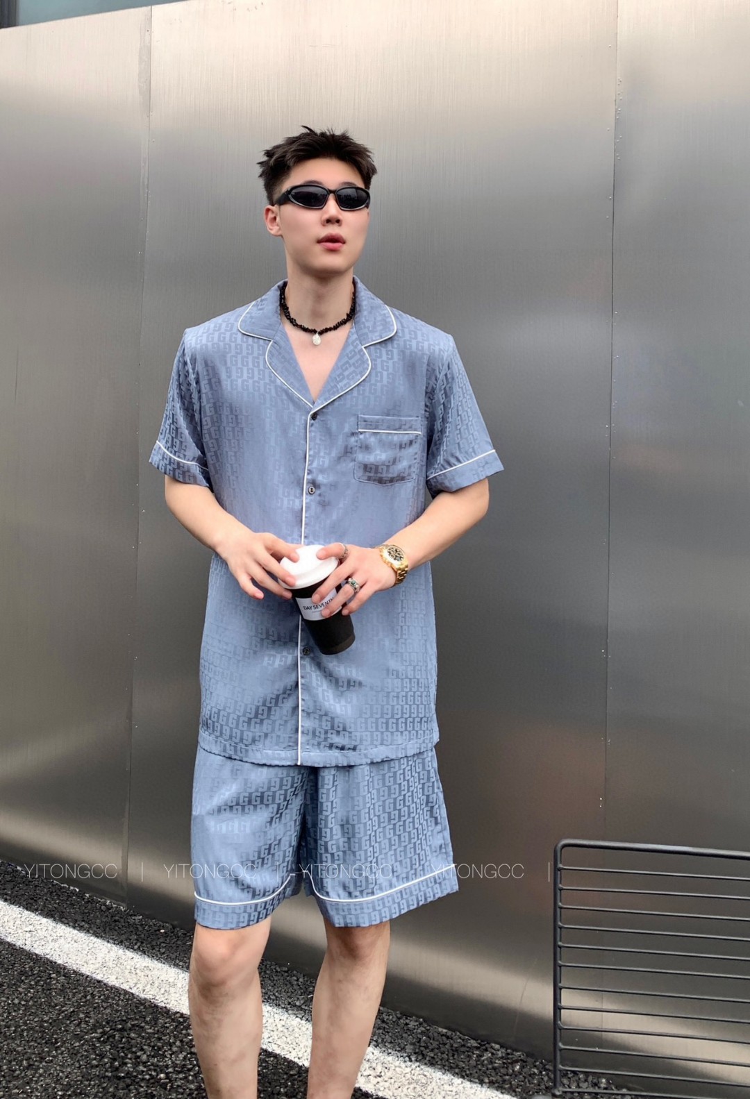 批215 GUCCL古奇春夏新品 男款套装睡衣 🔥3️⃣7️⃣件套(短裤 短袖)原单品质💗 ❤️时尚界惊叹之作,引领时尚先锋 💞优选质高档丝缎面料,内里包边 做工精致时刻保持奢华质感,亲肤吸汗,自然舒爽,奢华经典设计 无可挑剔 简约时尚 从容百搭 大气优雅,衣橱必入手一款 💋L XL XXL