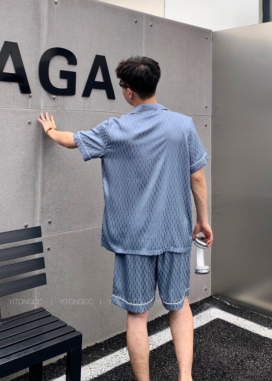 批215 GUCCL古奇春夏新品 男款套装睡衣 🔥3️⃣7️⃣件套(短裤 短袖)原单品质💗 ❤️时尚界惊叹之作,引领时尚先锋 💞优选质高档丝缎面料,内里包边 做工精致时刻保持奢华质感,亲肤吸汗,自然舒爽,奢华经典设计 无可挑剔 简约时尚 从容百搭 大气优雅,衣橱必入手一款 💋L XL XXL