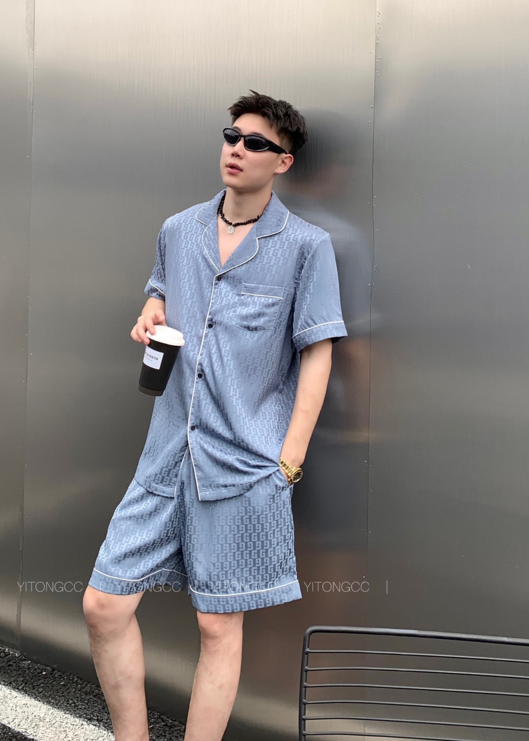 批215 GUCCL古奇春夏新品 男款套装睡衣 🔥3️⃣7️⃣件套(短裤 短袖)原单品质💗 ❤️时尚界惊叹之作,引领时尚先锋 💞优选质高档丝缎面料,内里包边 做工精致时刻保持奢华质感,亲肤吸汗,自然舒爽,奢华经典设计 无可挑剔 简约时尚 从容百搭 大气优雅,衣橱必入手一款 💋L XL XXL