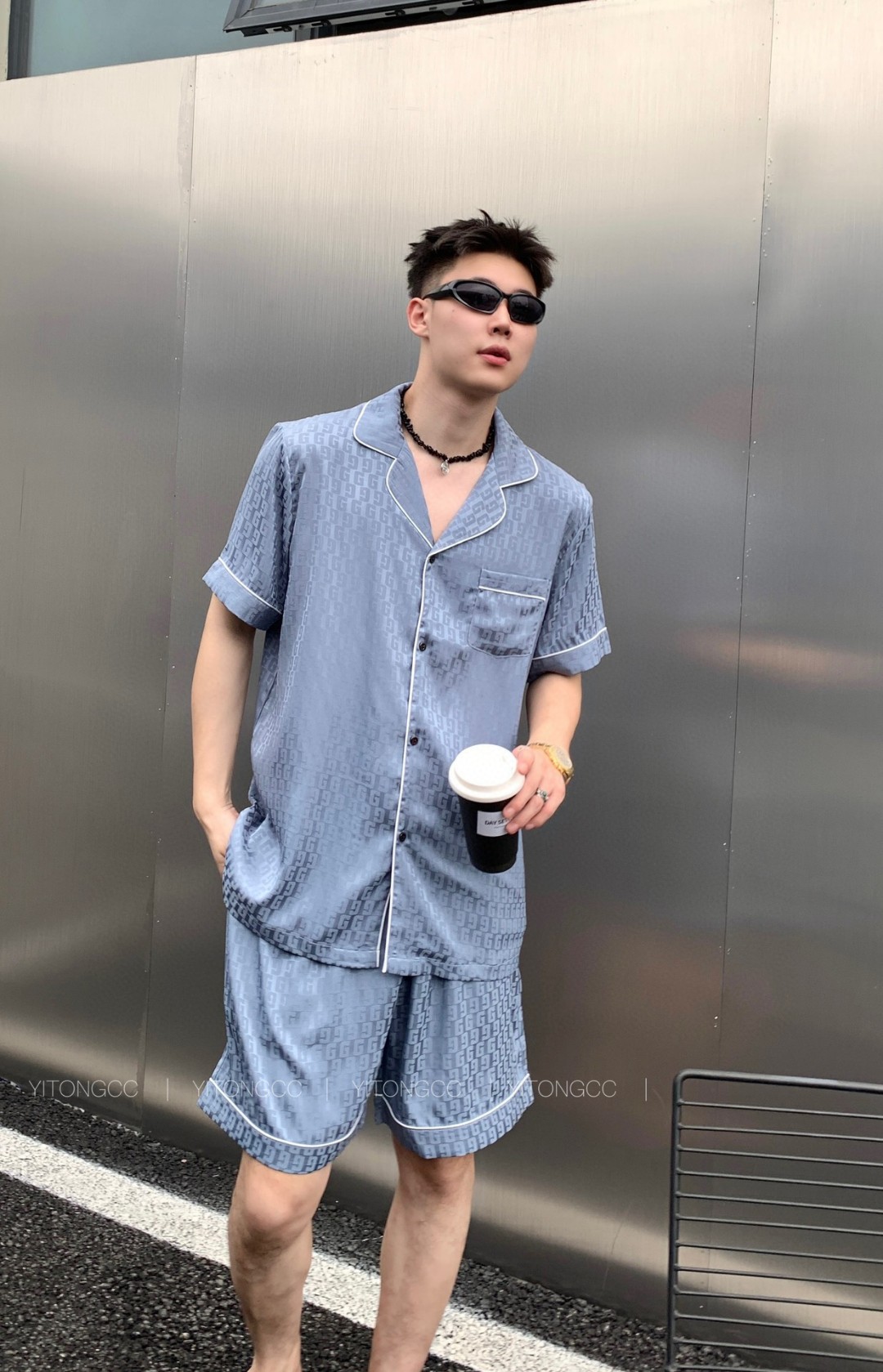 批215 GUCCL古奇春夏新品 男款套装睡衣 🔥3️⃣7️⃣件套(短裤 短袖)原单品质💗 ❤️时尚界惊叹之作,引领时尚先锋 💞优选质高档丝缎面料,内里包边 做工精致时刻保持奢华质感,亲肤吸汗,自然舒爽,奢华经典设计 无可挑剔 简约时尚 从容百搭 大气优雅,衣橱必入手一款 💋L XL XXL