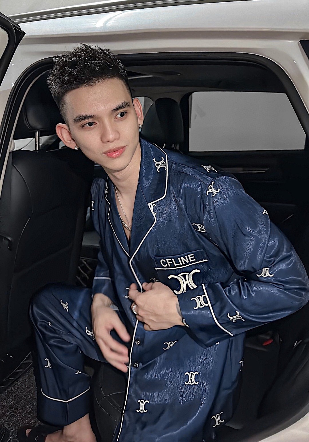 批230新款赛琳CELINE男款套装睡衣秋冬季🔥原单品质睡衣新款 🔥强烈推荐 男士必备 长裤 长袖 超好看超潮的居家服❤可外穿🔥超火凯旋门印花🔥!进口丝锻面料 内里包边精致 做工品质看细节   L XL XXL