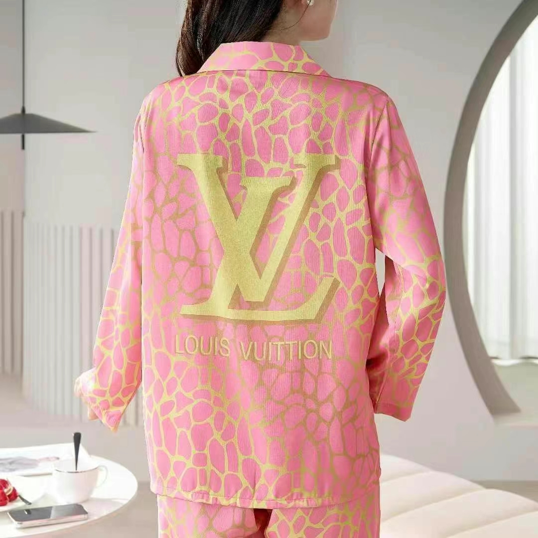 批215🔥 LV路易威登女款睡衣  官网同步新品 高端新品 🔥睡衣休闲套装 进口丝缎面料 内里包边 真丝工艺 手感柔软超爽超靓❤️超舒服 高雅华丽 有腔调 也可做时尚休闲套装 早上跑步极其时尚 融合了时尚属于风的精致 M L XL