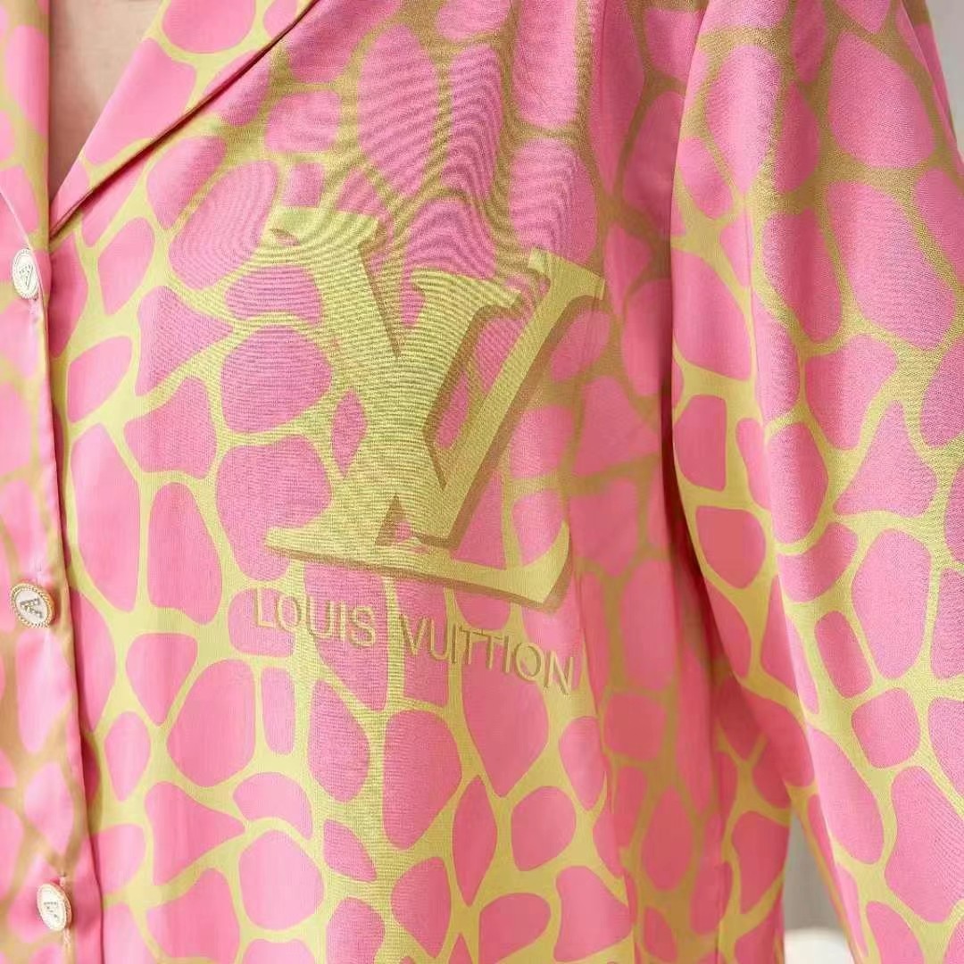 批215🔥 LV路易威登女款睡衣  官网同步新品 高端新品 🔥睡衣休闲套装 进口丝缎面料 内里包边 真丝工艺 手感柔软超爽超靓❤️超舒服 高雅华丽 有腔调 也可做时尚休闲套装 早上跑步极其时尚 融合了时尚属于风的精致 M L XL