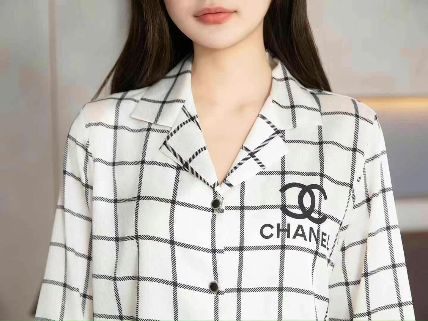 批215🔥 香奈儿CHANEL女款睡衣  官网同步新品 高端新品 🔥睡衣休闲套装 进口丝缎面料 内里包边 真丝工艺 手感柔软超爽超靓❤️超舒服 高雅华丽 有腔调 也可做时尚休闲套装 早上跑步极其时尚 融合了时尚属于风的精致 M L XL