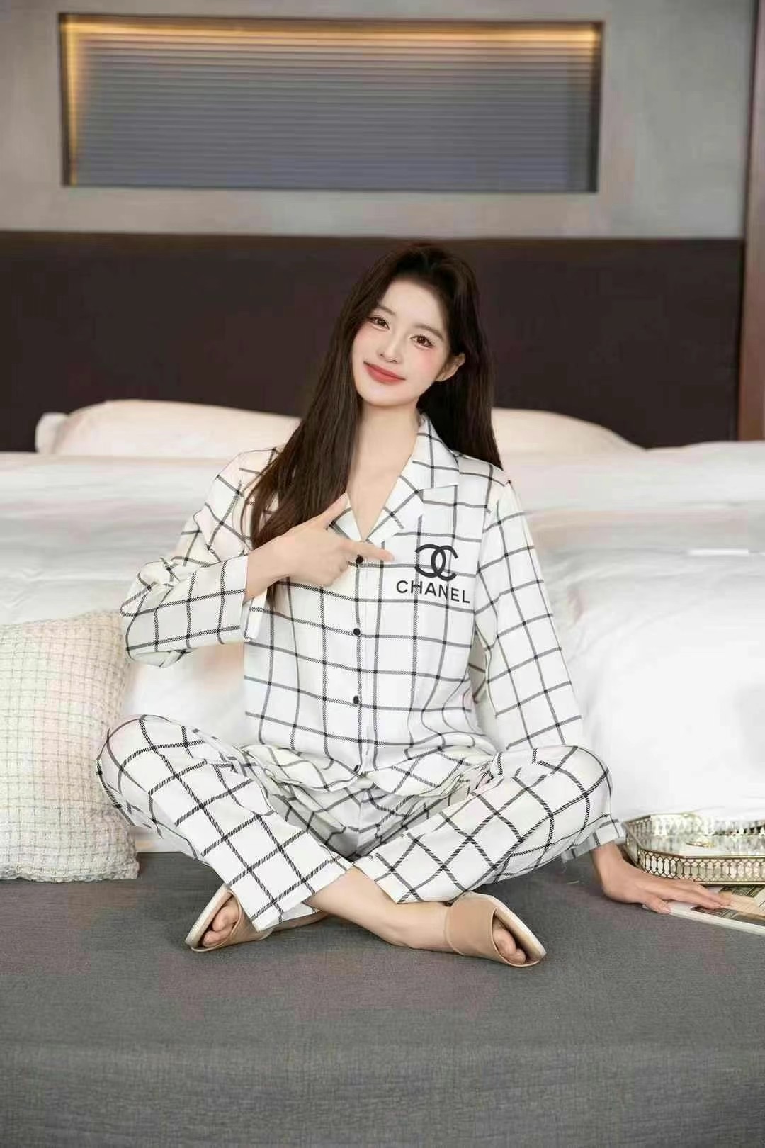 批215🔥 香奈儿CHANEL女款睡衣  官网同步新品 高端新品 🔥睡衣休闲套装 进口丝缎面料 内里包边 真丝工艺 手感柔软超爽超靓❤️超舒服 高雅华丽 有腔调 也可做时尚休闲套装 早上跑步极其时尚 融合了时尚属于风的精致 M L XL