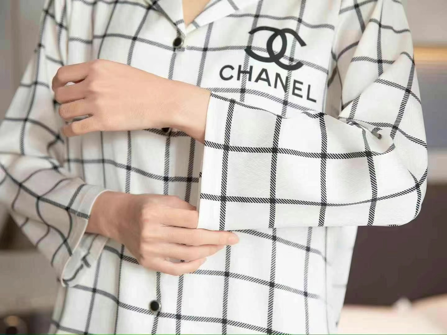 批215🔥 香奈儿CHANEL女款睡衣  官网同步新品 高端新品 🔥睡衣休闲套装 进口丝缎面料 内里包边 真丝工艺 手感柔软超爽超靓❤️超舒服 高雅华丽 有腔调 也可做时尚休闲套装 早上跑步极其时尚 融合了时尚属于风的精致 M L XL