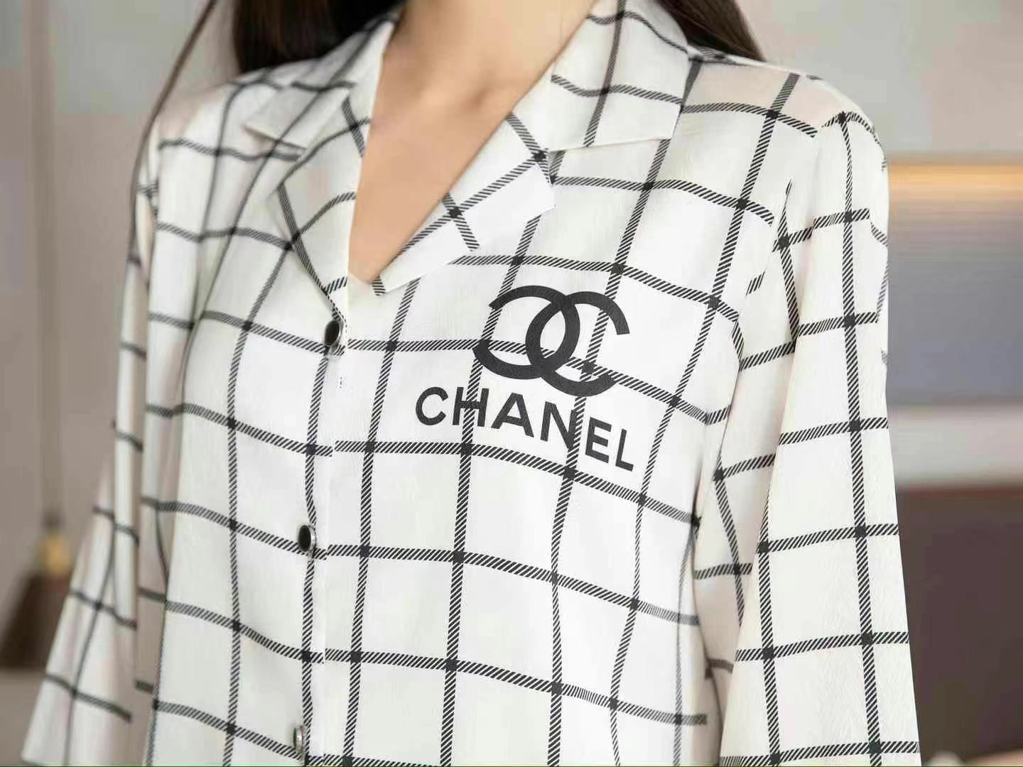 批215🔥 香奈儿CHANEL女款睡衣  官网同步新品 高端新品 🔥睡衣休闲套装 进口丝缎面料 内里包边 真丝工艺 手感柔软超爽超靓❤️超舒服 高雅华丽 有腔调 也可做时尚休闲套装 早上跑步极其时尚 融合了时尚属于风的精致 M L XL