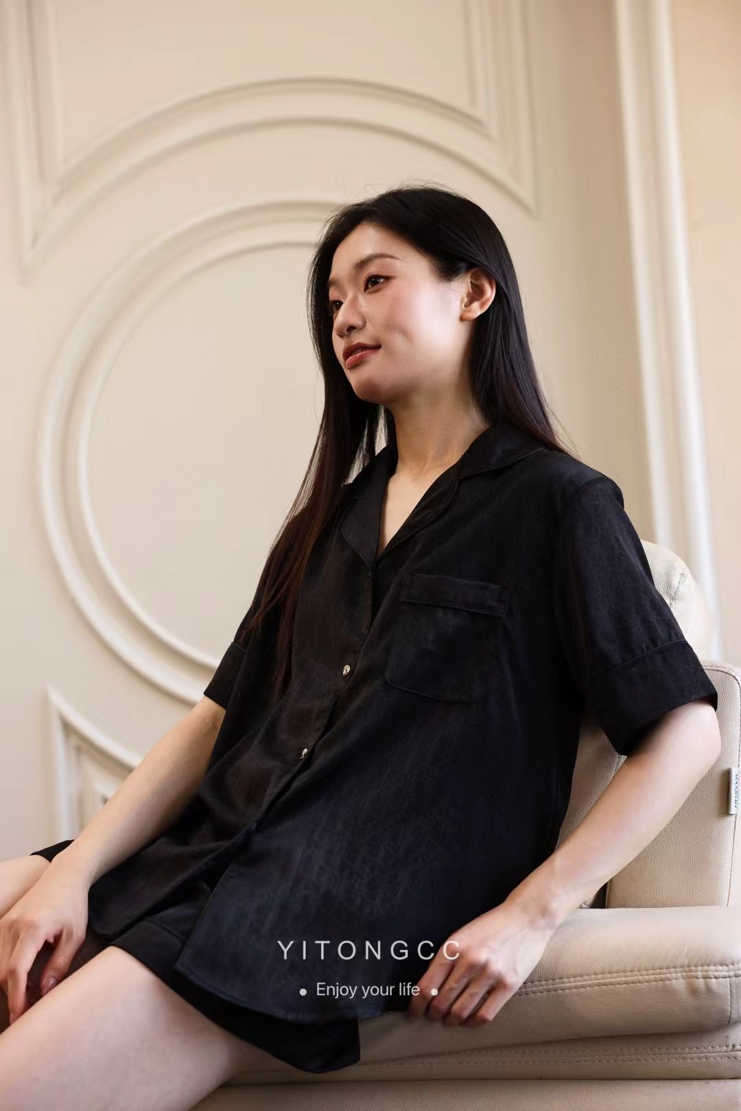 批215 迪奥外单订单 跑量大爆款
经典家居服 女士睡衣 
提花暗纹面料  永不过时的一款
迪奥原单品质睡衣2️⃣件套（短裤 短袖） 🔥强烈推荐  专柜同步 做工品质看细节 欧码女M  L 
