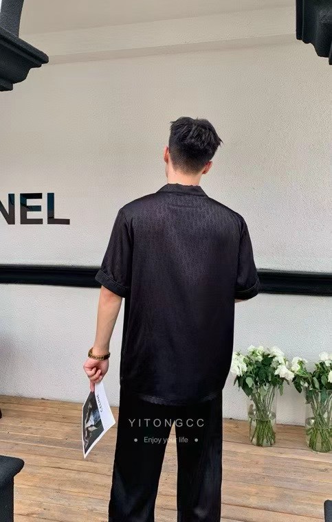批220🔥 DIOR迪奥新品款睡衣 原单高端新品 睡衣休闲2️⃣件套（长裤 短袖） 进口丝缎面料 内里包边 手感柔软超爽超靓❤️超舒服 高雅华丽 有腔调 也可做时尚休闲套装 早上跑步极其时尚 融合了时尚属于风的精致 众多明星挚爱 L ⅩL XXL