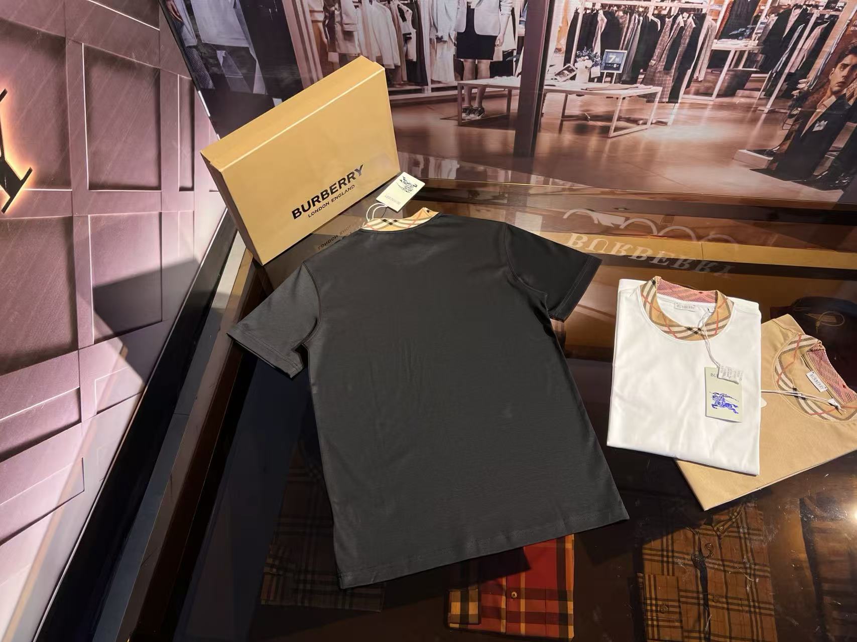 Burberry Black Cotton T-Shirt with Signature Check Collar 4 i1748692975335 7123 0 5