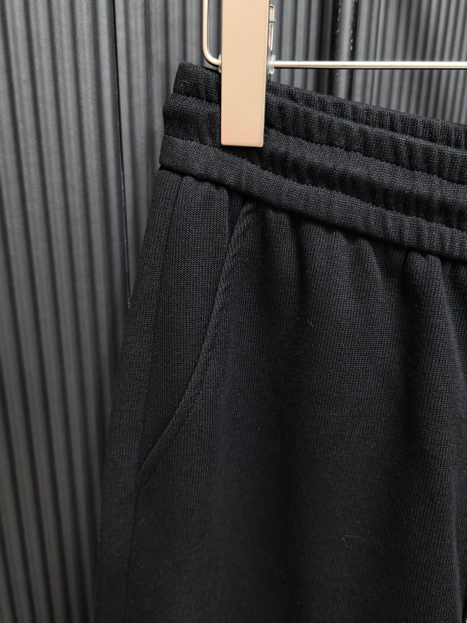 Loewe’s Classic 3D Logo Shorts in Cotton-Poly Blend: Comfortable and Stylish - 图片 4