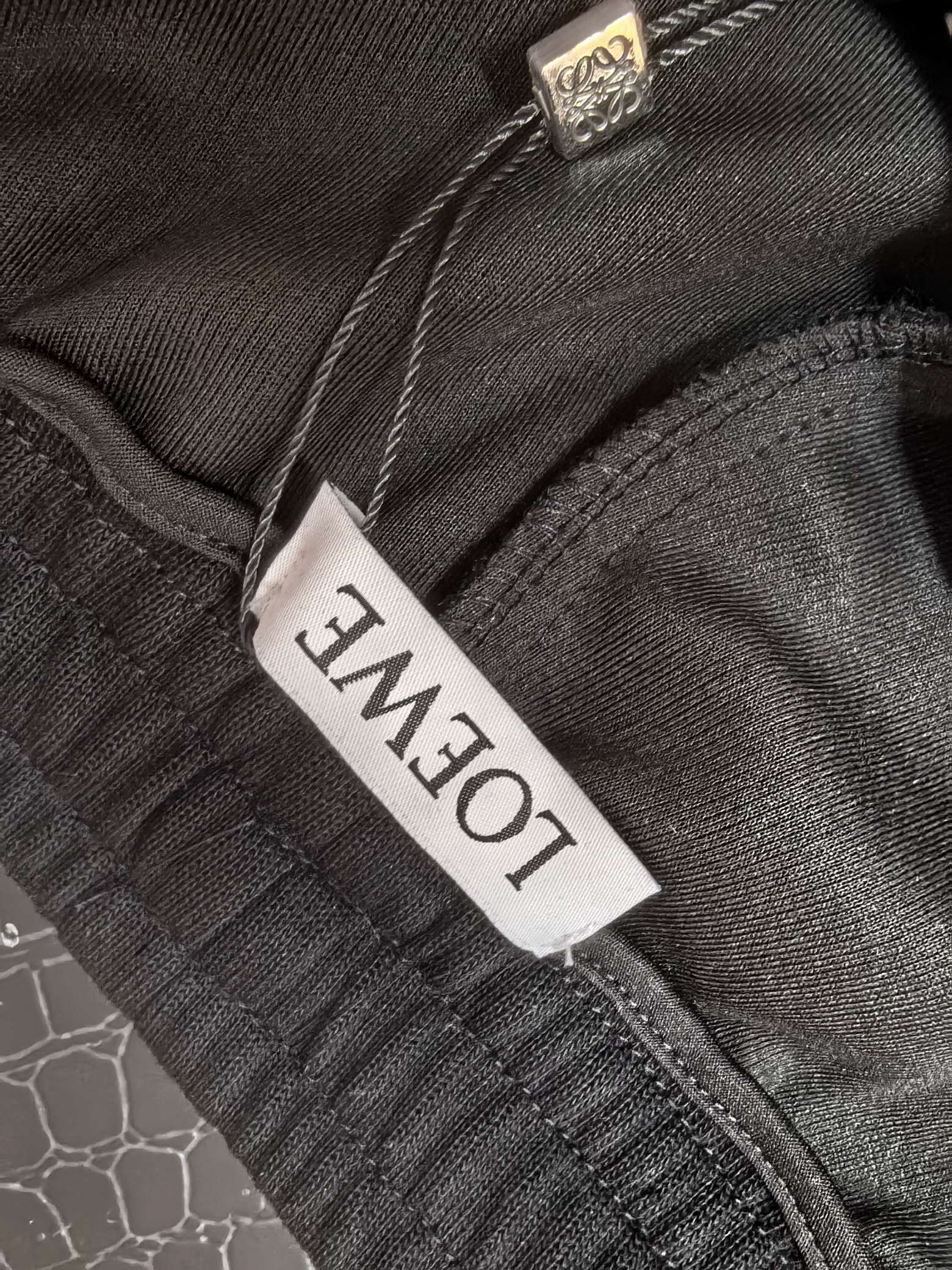 Loewe’s Classic 3D Logo Shorts in Cotton-Poly Blend: Comfortable and Stylish - 图片 7