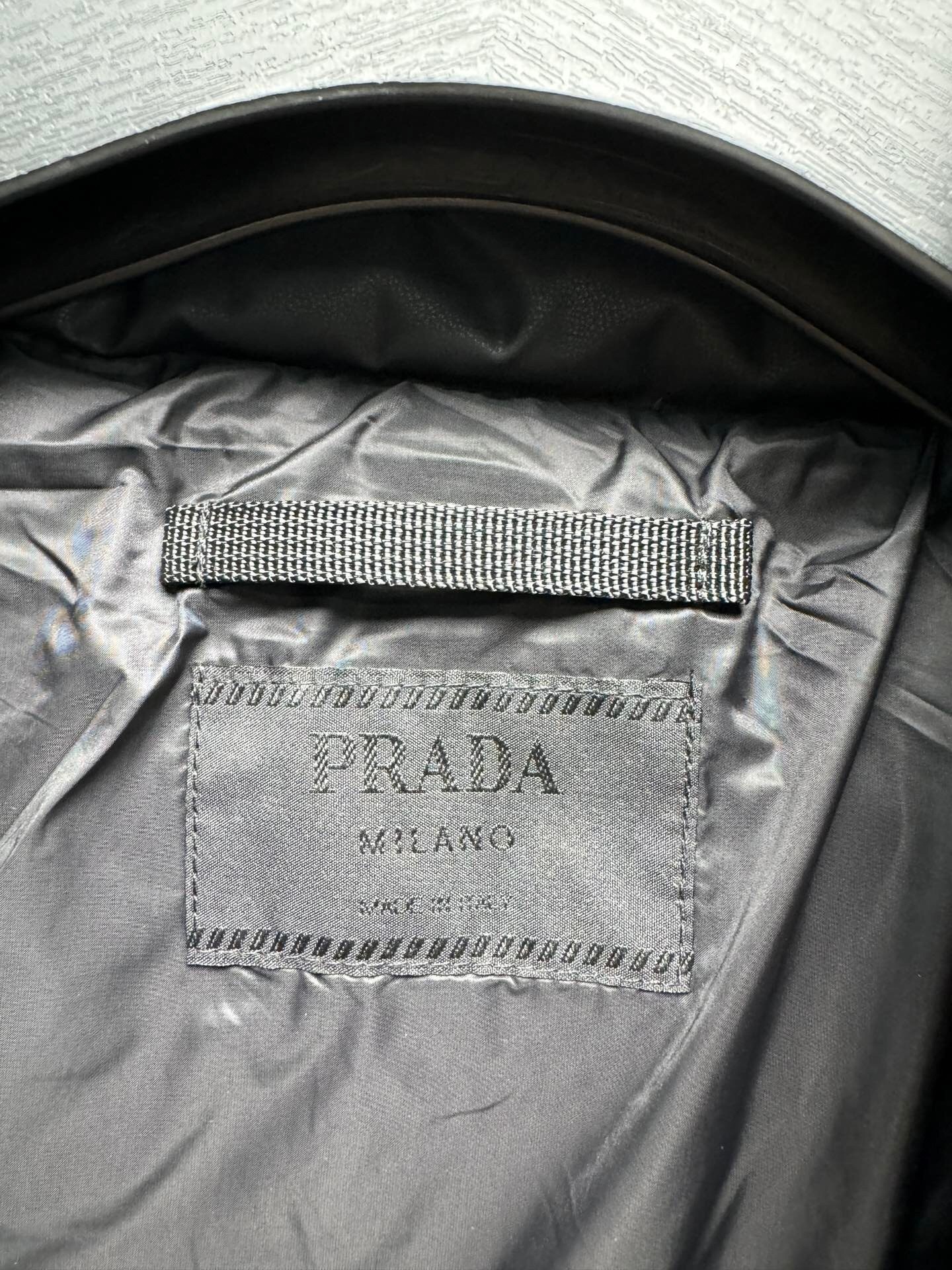 PRADA普拉达2024最新羽绒服重磅牛货年度最为昂贵的一款羽绒同质GT的品控细节超级震憾绝对是今年羽绒