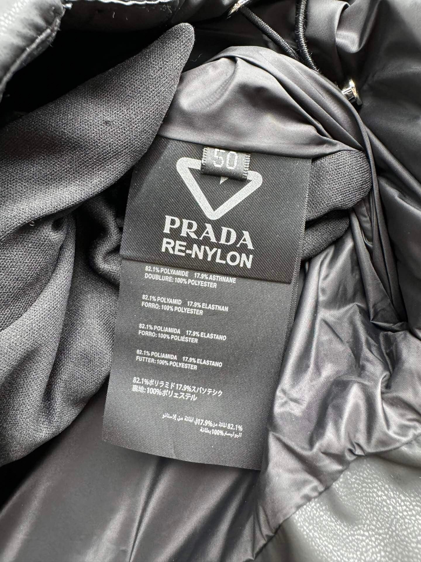 PRADA普拉达2024最新羽绒服重磅牛货年度最为昂贵的一款羽绒同质GT的品控细节超级震憾绝对是今年羽绒