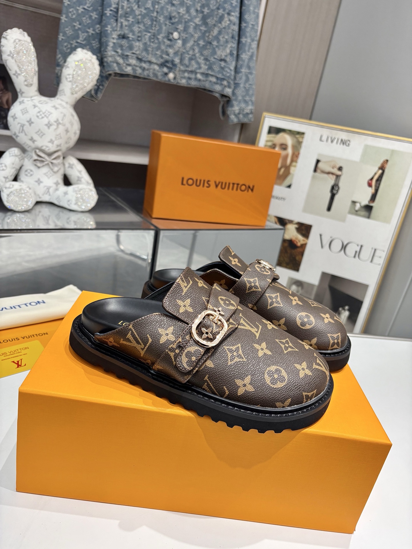 NO:561281,LV Louis Vuitton L Home Donkey Brand To-Go Comfort Series Presbyopia Birkenstock Toe-toe Slippers Sandals Original purchased and developed LV To-Go Comfort sandals are made of Monogram canvas, which combines comfort and trendy style. The adjustable shoelaces are embellished with the Louis Vuitton logo, and the lightweight rubber outsole refers to the wavy design of LV Archlight sneakers. Exquisite packaging at the delivery counter. Fabric: Original customized first-layer cowhide. Lining: Imported soft sheepskin lining.  Sole: Original open mold non-slip TPU material, sole thickness increased by 3CM Size: Women's 35-41 (customized 40 41) Price, half drag, louis vuitton, louis vuitton, louis   vuitton,louis vuitton,sandals,sneakers,slippers,cowhide,sheepskin19860909LV 路易威登 L家 驴牌 To-Go Comfort系列 老花 勃肯 包头拖鞋 凉鞋 原版购入开发 做货 LV To-Go Comfort 凉拖取材 Monogram 帆布,兼具舒适体验和潮流风范.可调节鞋带点缀路易威登标识,轻盈橡胶外底援引 LV Archlight 运动鞋的波浪形设计 配送专柜精美包装 面料 : 原版定制头层牛皮 内里 : 进口柔软羊皮里 鞋底 : 原版开模防滑TPU材质 底厚 增高3CM Size : 女款35-41(40 41定做) 价格,半拖,louis vuitton,louis vuitton,louis vuitton,louis vuitton,sandals,sneakers,slippers,cowhide,sheepskin,Women's Shoes