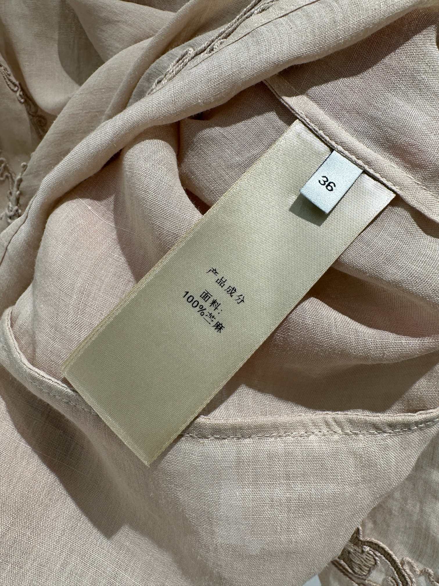 苎麻织带泡泡袖衬衫 采用100%苎麻 轻盈透气 具有凉爽感 围裹剪裁对修饰身形 立领抽褶 重工浮雕线绣工