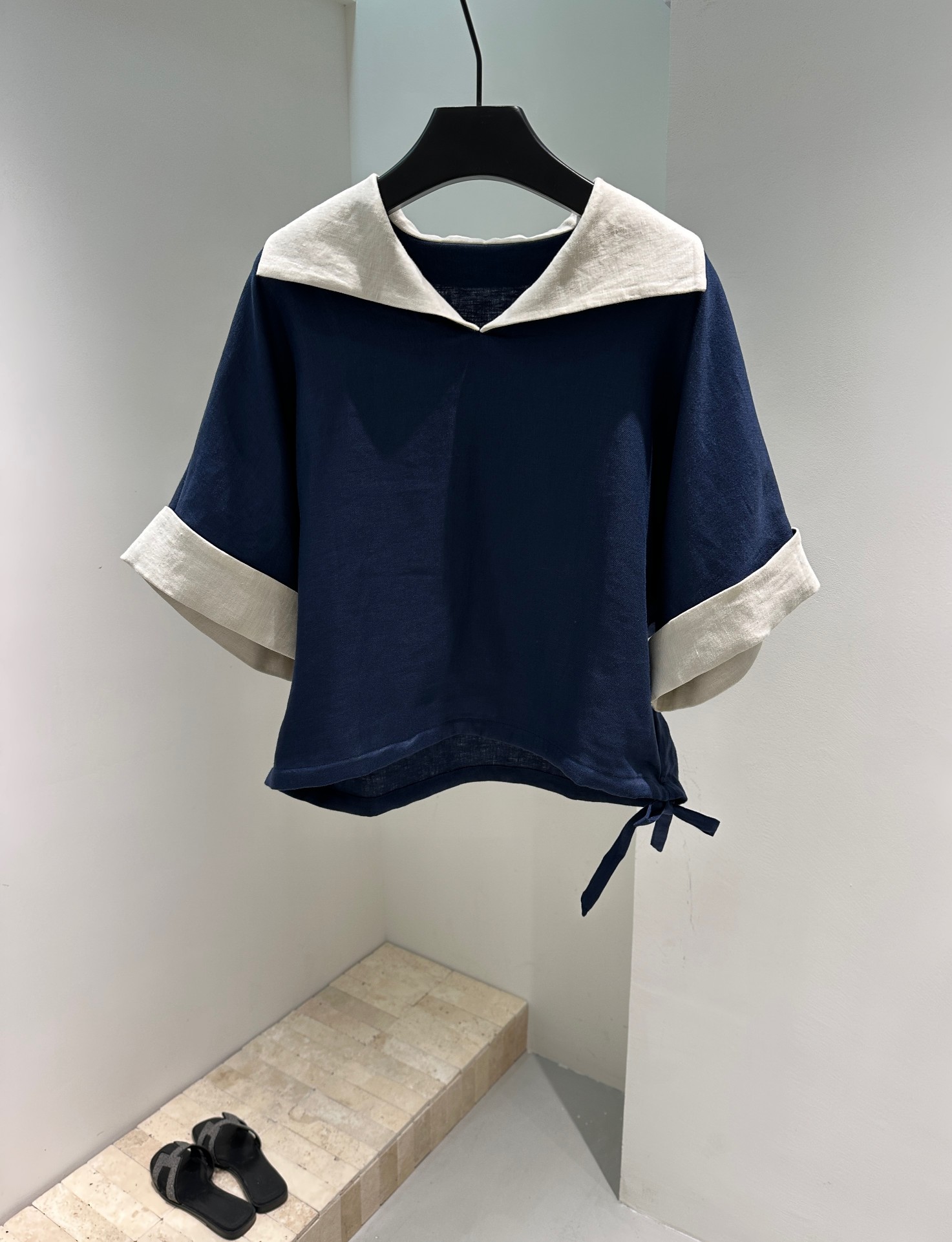 NO:328626,The iconic navy collar of the navy top, white, wide V-tip, with a look of age reduction, echoing the cuffs, the overall navy blue is also very large, the hem is naturally sagged, can be dispatched by drawstring, the texture of linen, easy to achieve style mixing, alexander wang19860909海军风上衣标志性海军领 白色宽大V口 自带减龄感 和袖口相呼应 整体的藏蓝色也巨搭 下摆自然垂落 可以抽绳调度 亚麻的质感 轻松实现风格混搭,,alexander wang,Women's clothing