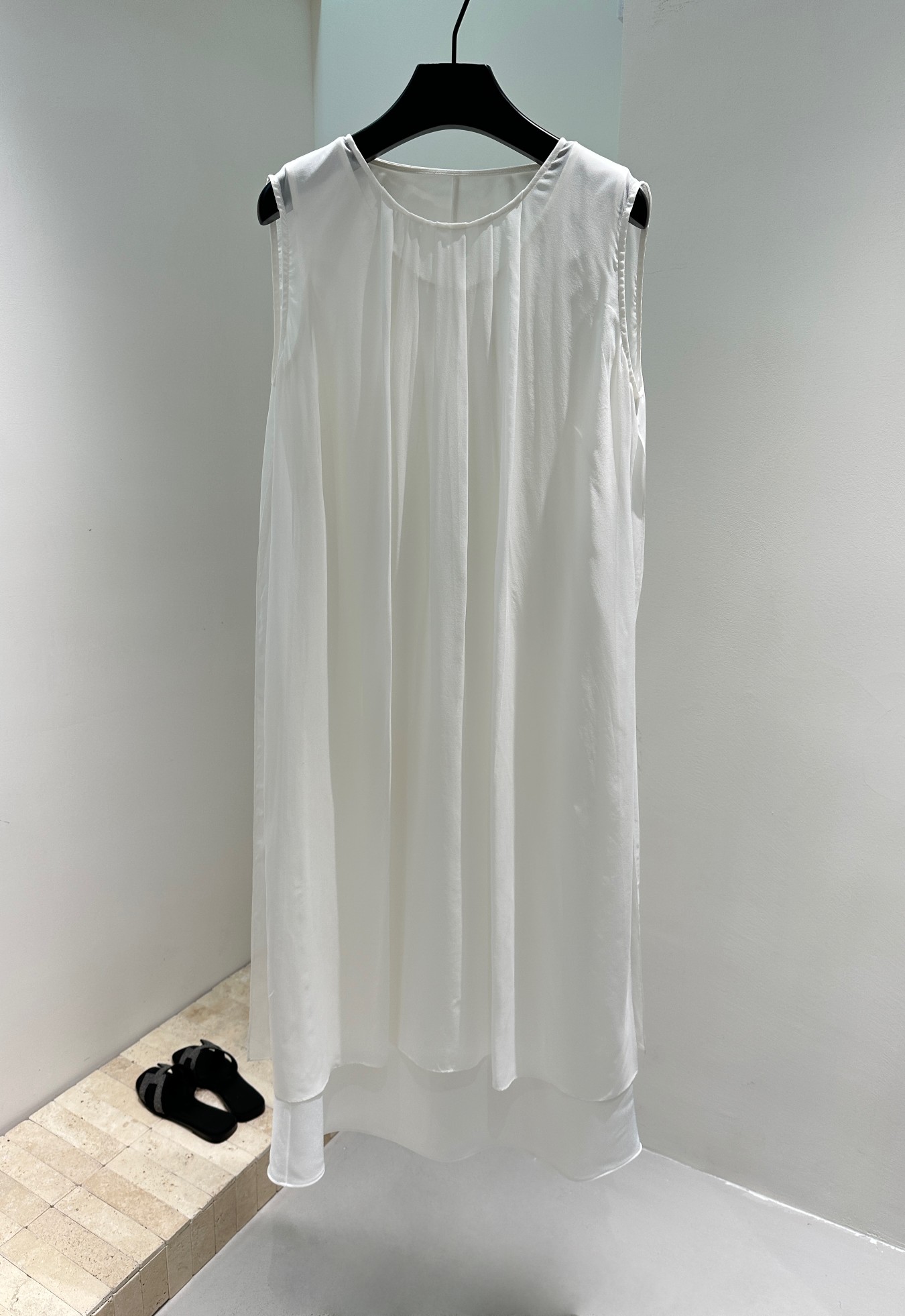 NO:328628,Dance with the wind. The imported triacetic acid and natural Georgic silk double-layer structure from the island country. The upper body does not feel heavy-bearing. The neckline is pressed downward with a unique and lightweight. The width is narrow and moderate. The armhole and neckline are reinforced with edge strips. The sides of the skirt are slits. Walk freely and unrestrained. The materials are huge and luxurious. Be sure to enter~, skirts, real silk, alexander wang19860909与风共舞长裙 来自岛国的进口三醋酸与天然的乔其真丝双层结构 上身却不会有负重感 领口往下压褶别致轻盈 宽窄有度 并且袖窿和领口有边条加固 裙摆两侧开叉 自如行走无拘束 用料巨巨巨豪华 一定要入～,,skirts,real silk,alexander wang,Women's clothing