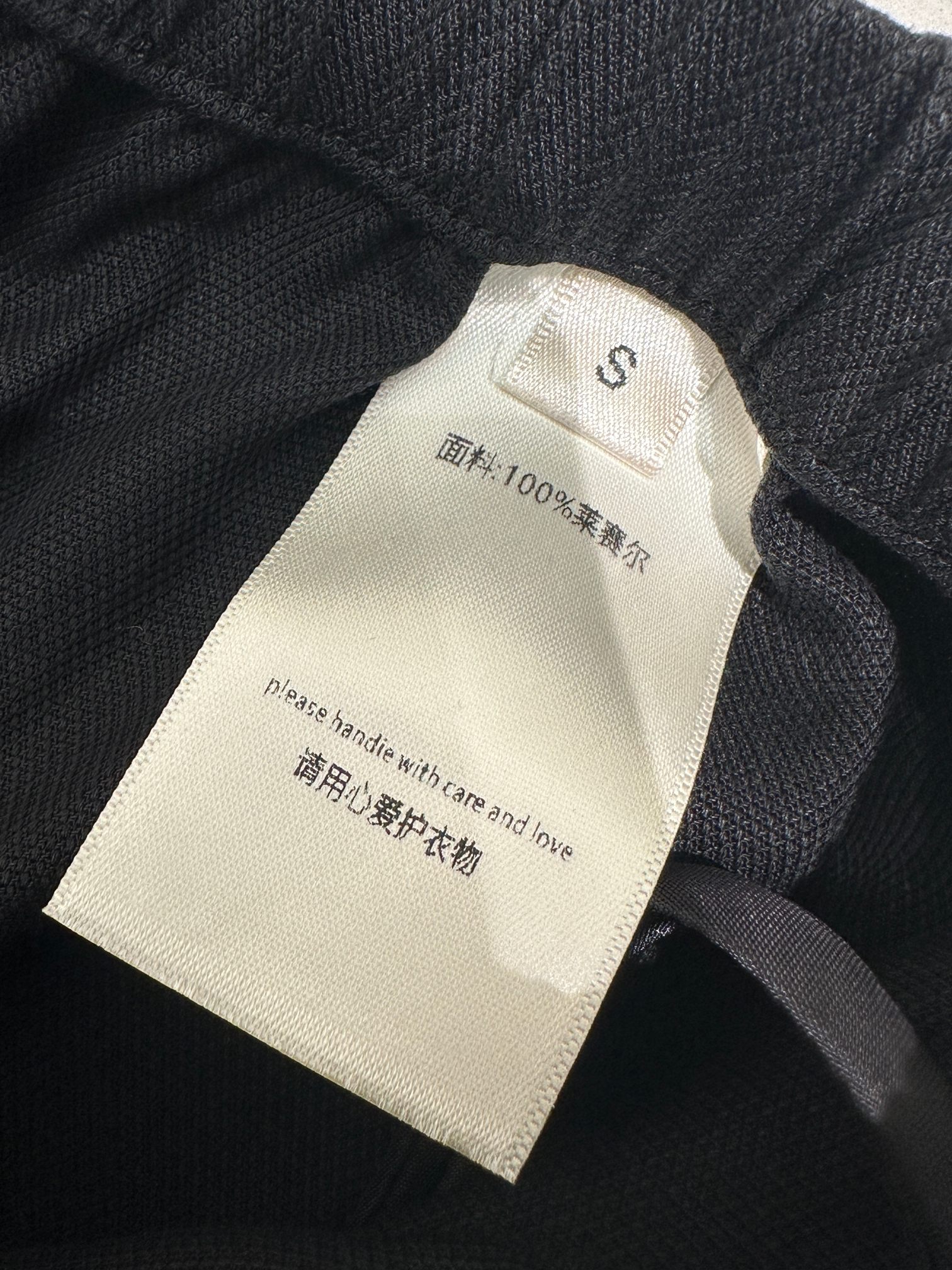 Row风抽绳阔腿裤无拘束的日常 以松弛姿态适应多维度场景 有机莱赛尔面料 舒适透气 冰冰凉凉 腰部松紧 