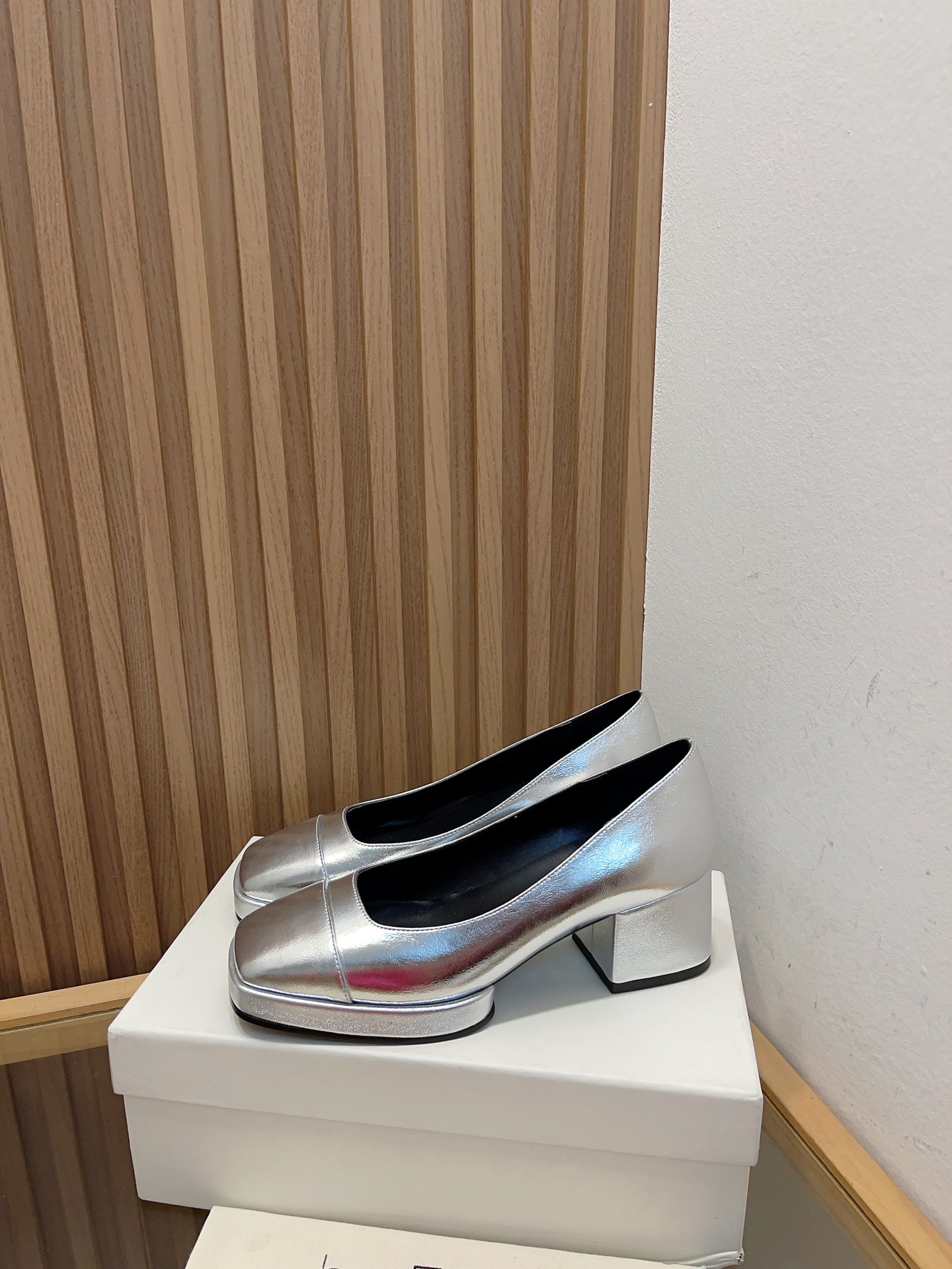 New Coarse Water Table Soles for Spring and Summer: Quality Design with Cold Wind Vibe