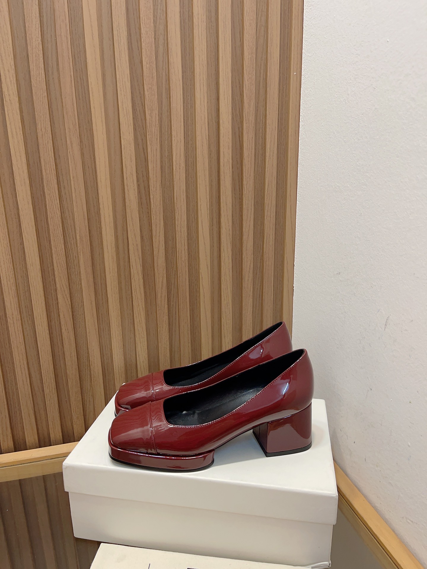 New Coarse Water Table Soles for Spring/Summer: Quality Design with Italian Leather.